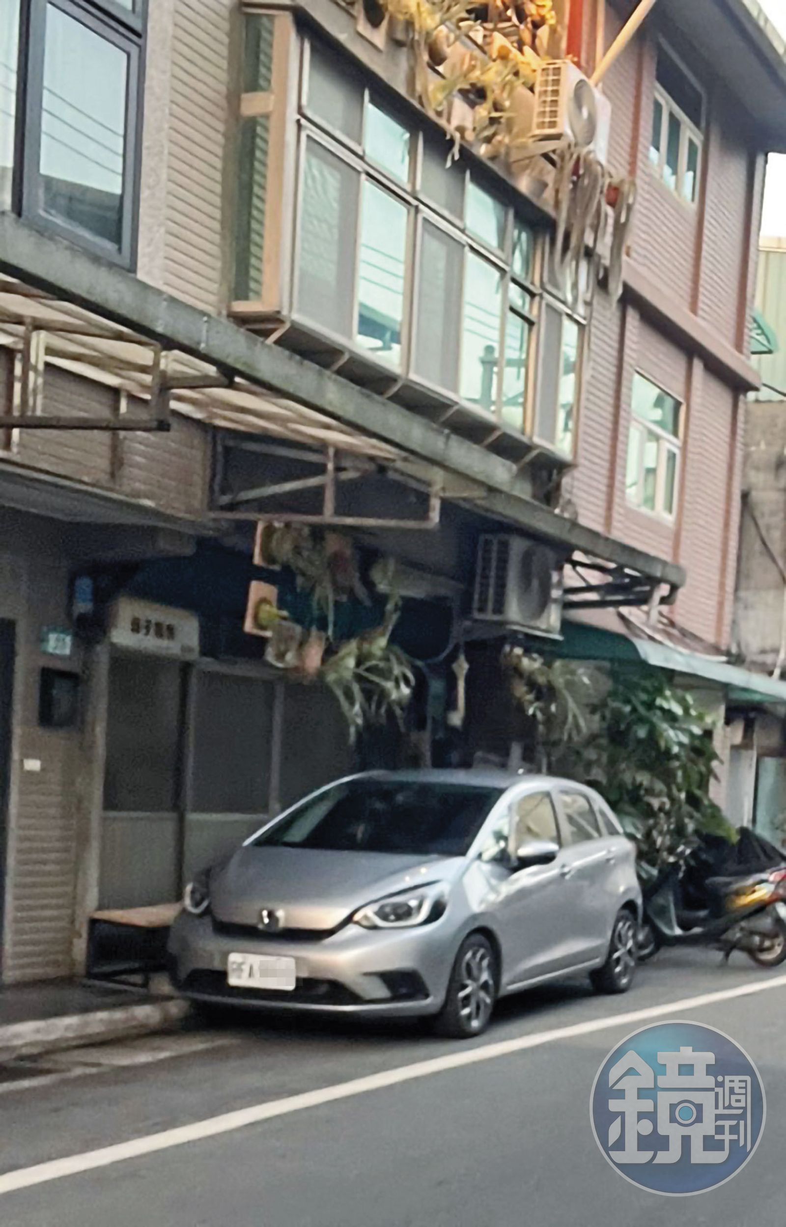 尾隨張景森公務車的可疑銀色車輛被引入死巷後，機警的公務車司機拍下對方車牌。（讀者提供）