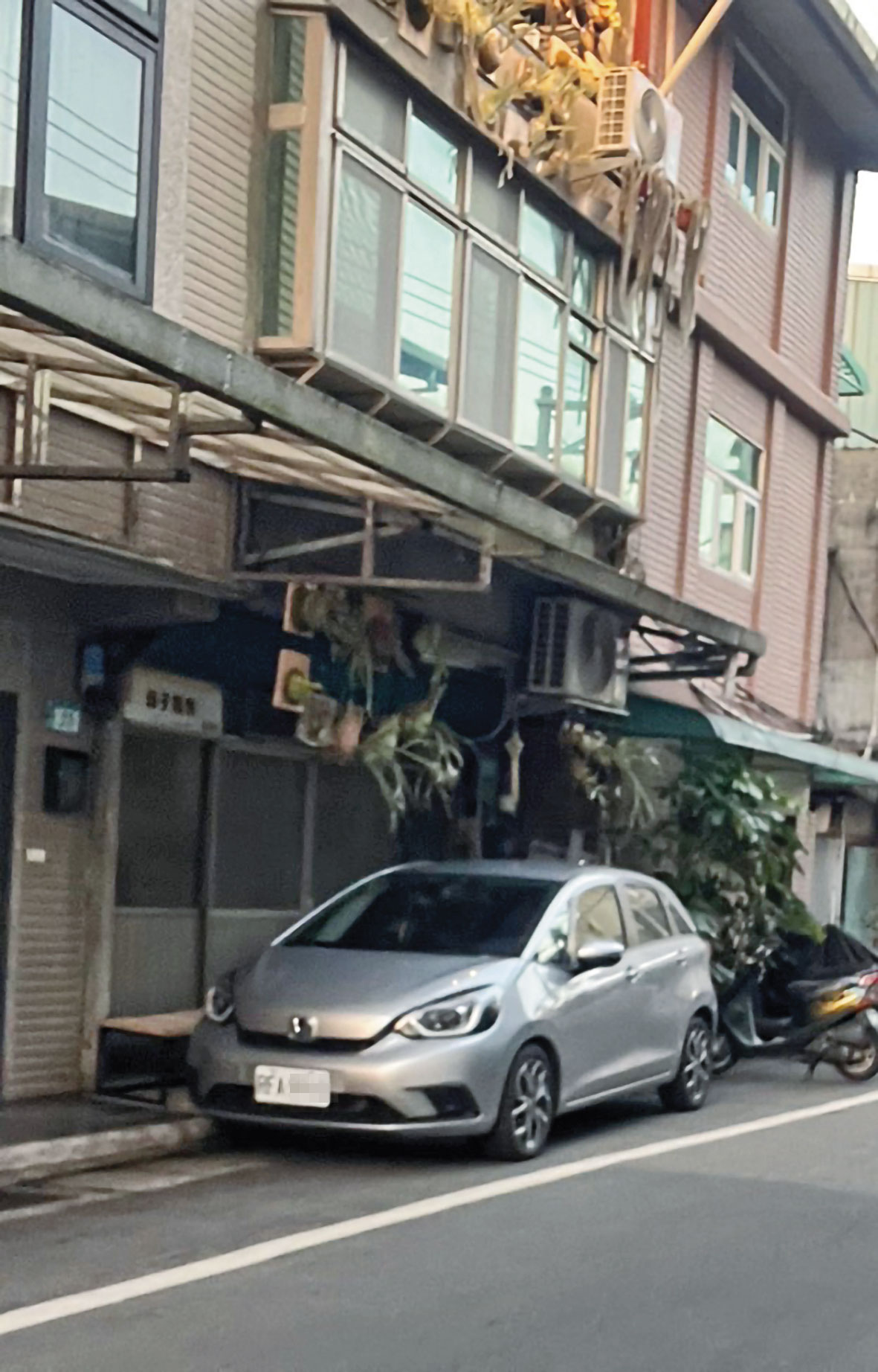 尾隨張景森公務車的可疑銀色車輛被引入死巷後，機警的公務車司機拍下對方車牌。（讀者提供）