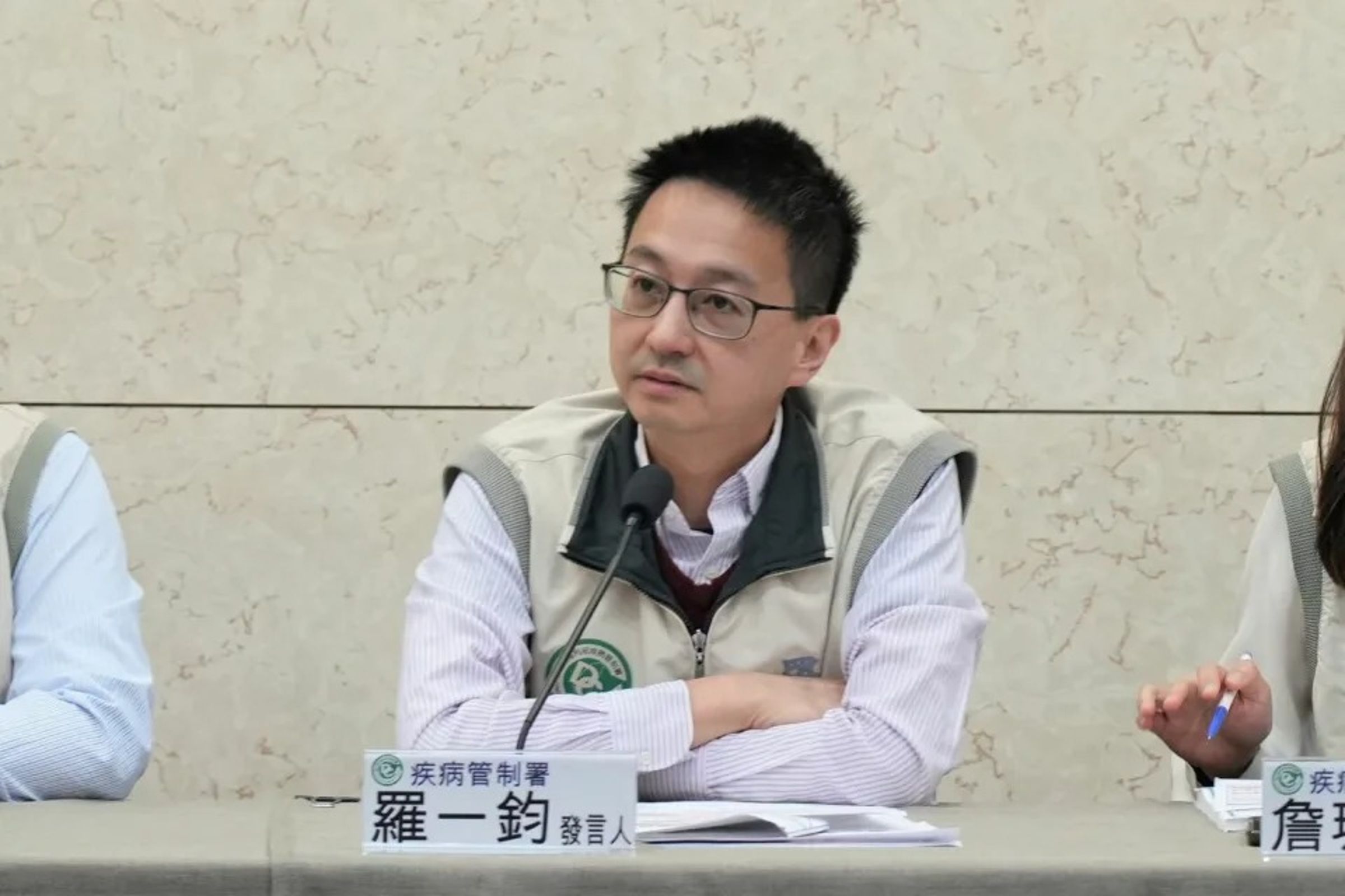 疾管署副署長羅一鈞說明,苗栗首例本土登革熱個案的病毒,與新北群聚案不同。(疾管署提供)