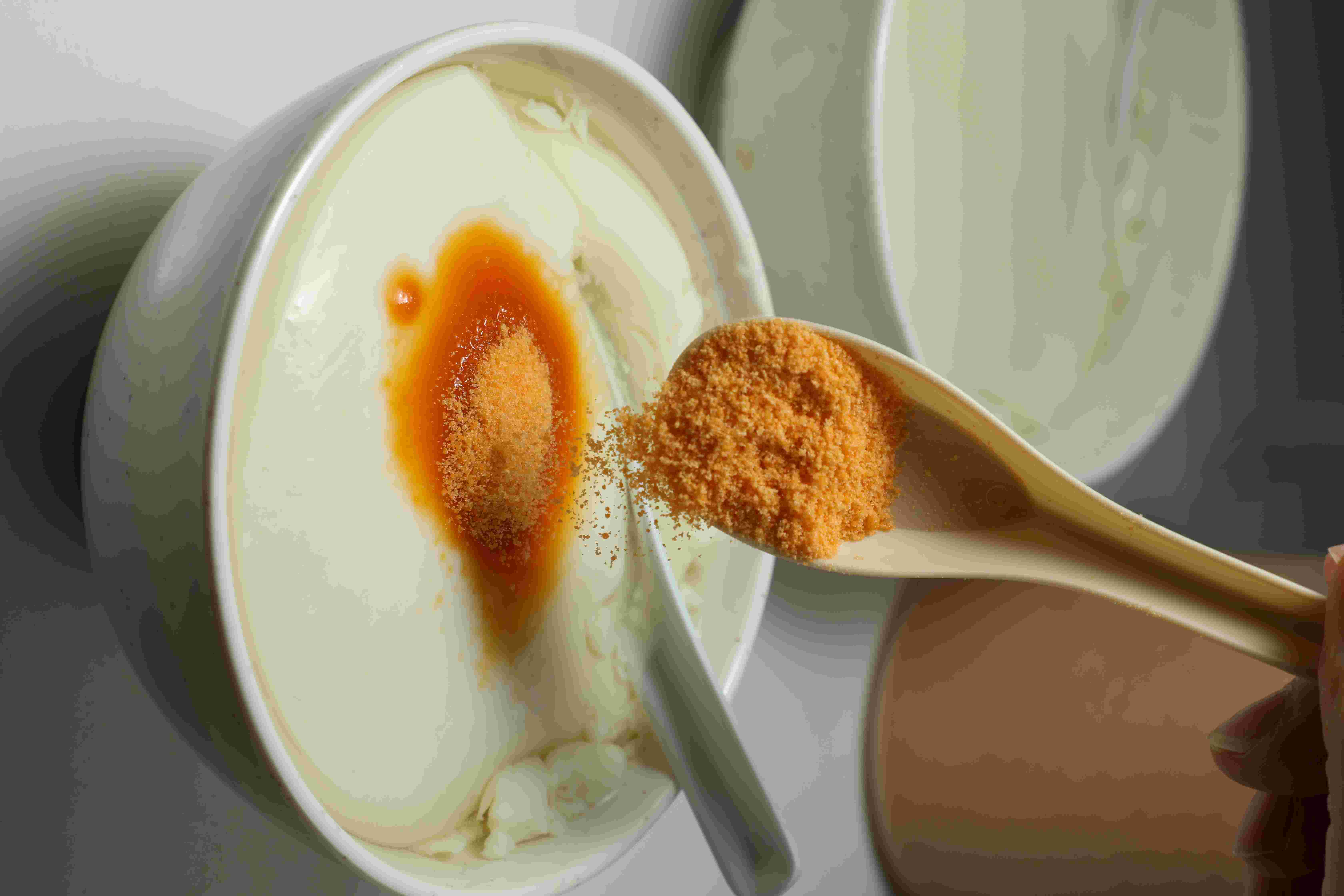 公和的「荳腐花」只以黃糖提味，清淡的糖香將豆花軟嫩的口感襯托得更加美味，有冷熱兩種選擇。（港幣11元／小碗，約NT$44）
