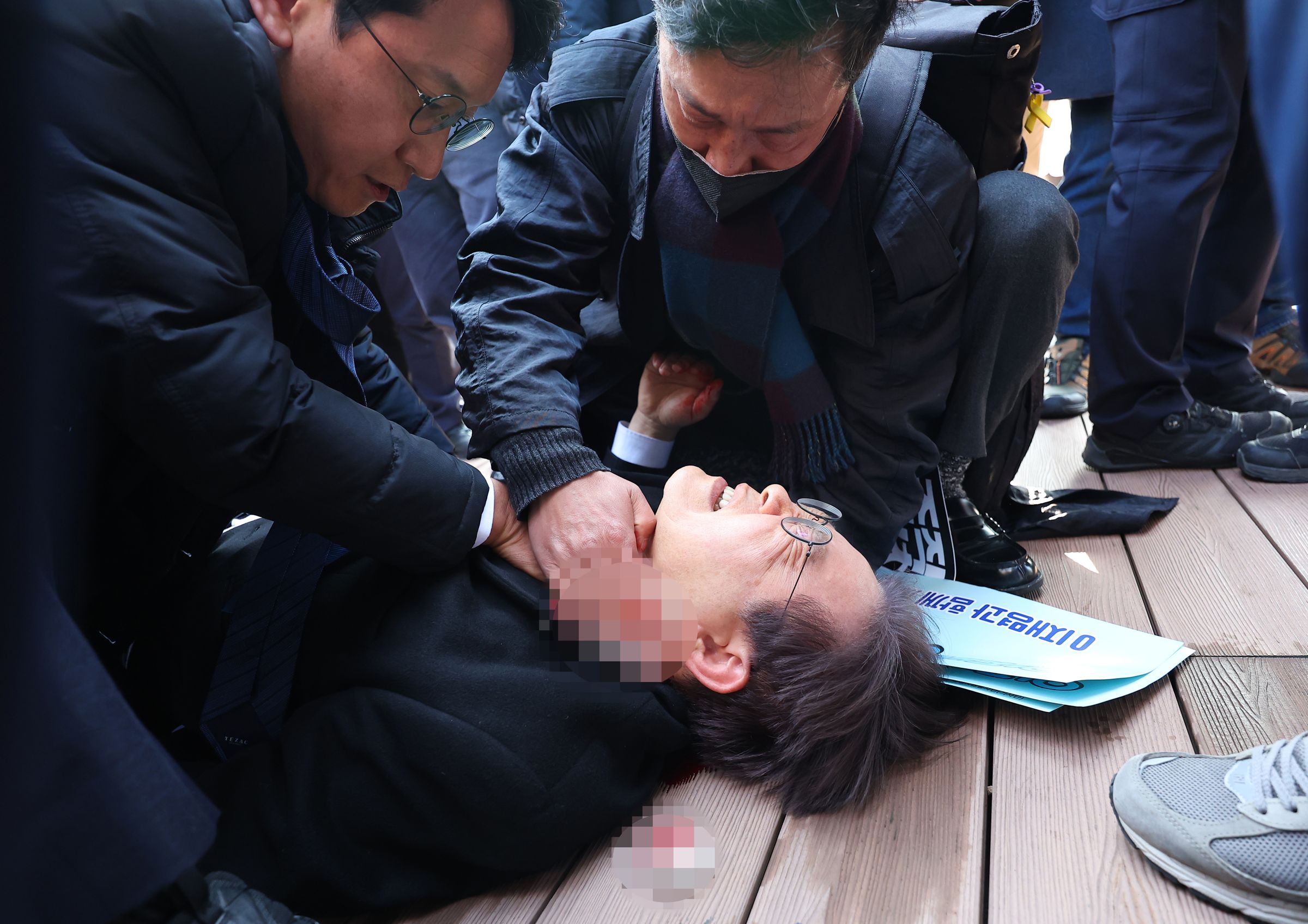 共同民主黨代表李在明今(2日)早遇襲,遭陌生男子持利器攻擊頸部。(東方IC)