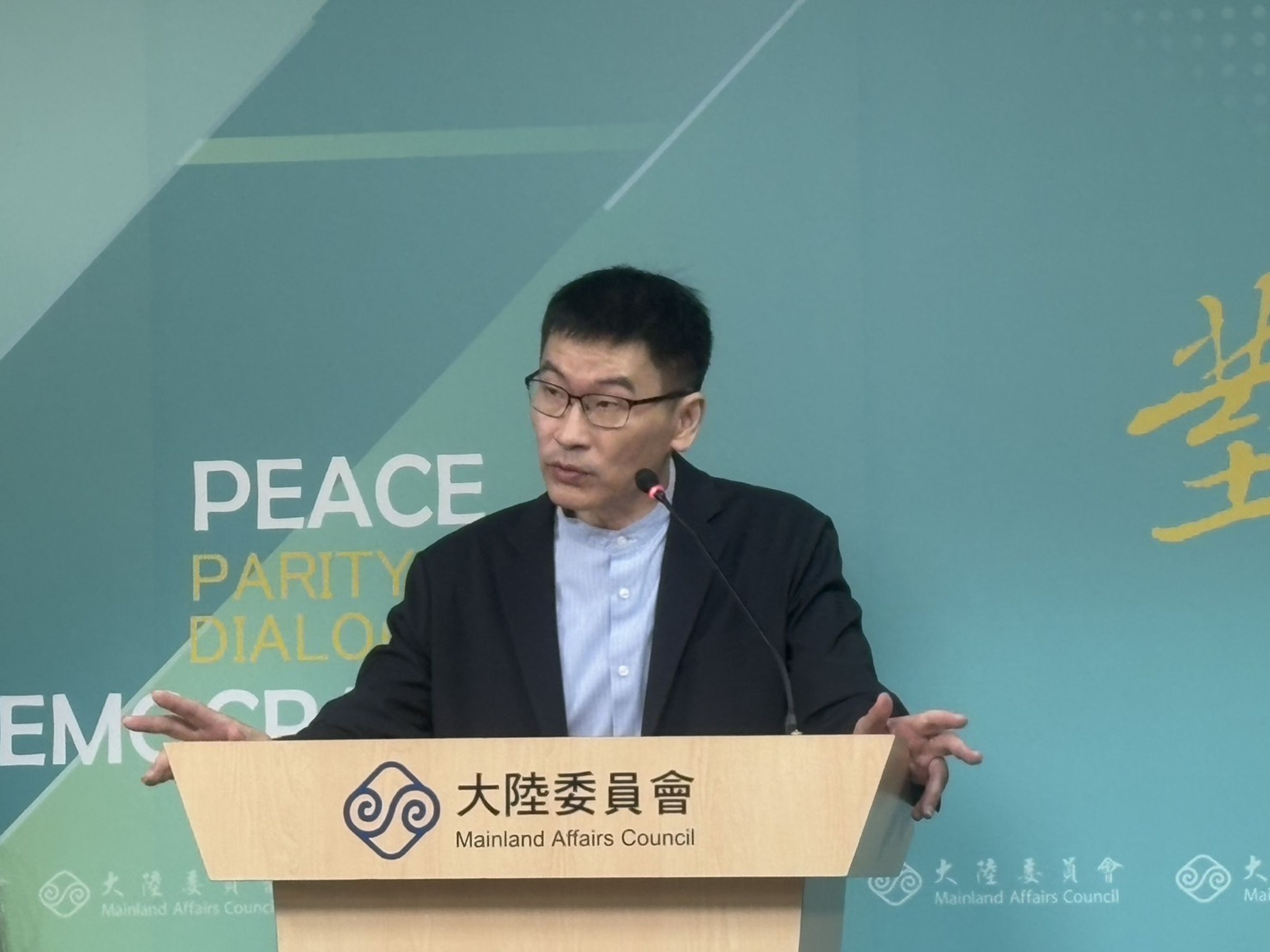 梁文傑在陸委會例行記者會回應中共制裁沈伯洋父親問題。曾盈瑜攝