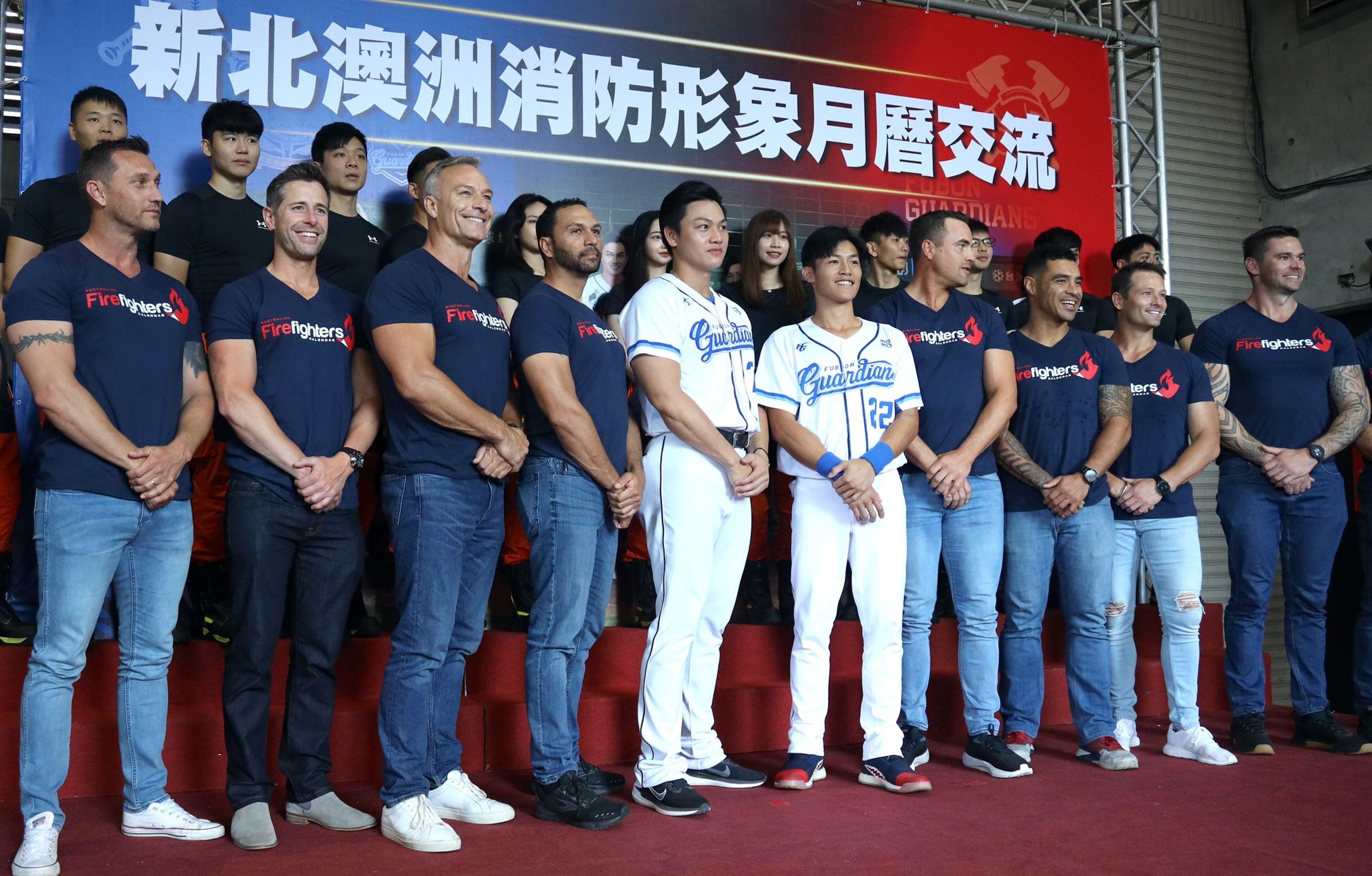 澳洲消防員近日訪台和新北消防員合體拍月曆,卻傳出其中有人在北捷公然飲酒的情況。(翻攝自富邦悍將臉書)