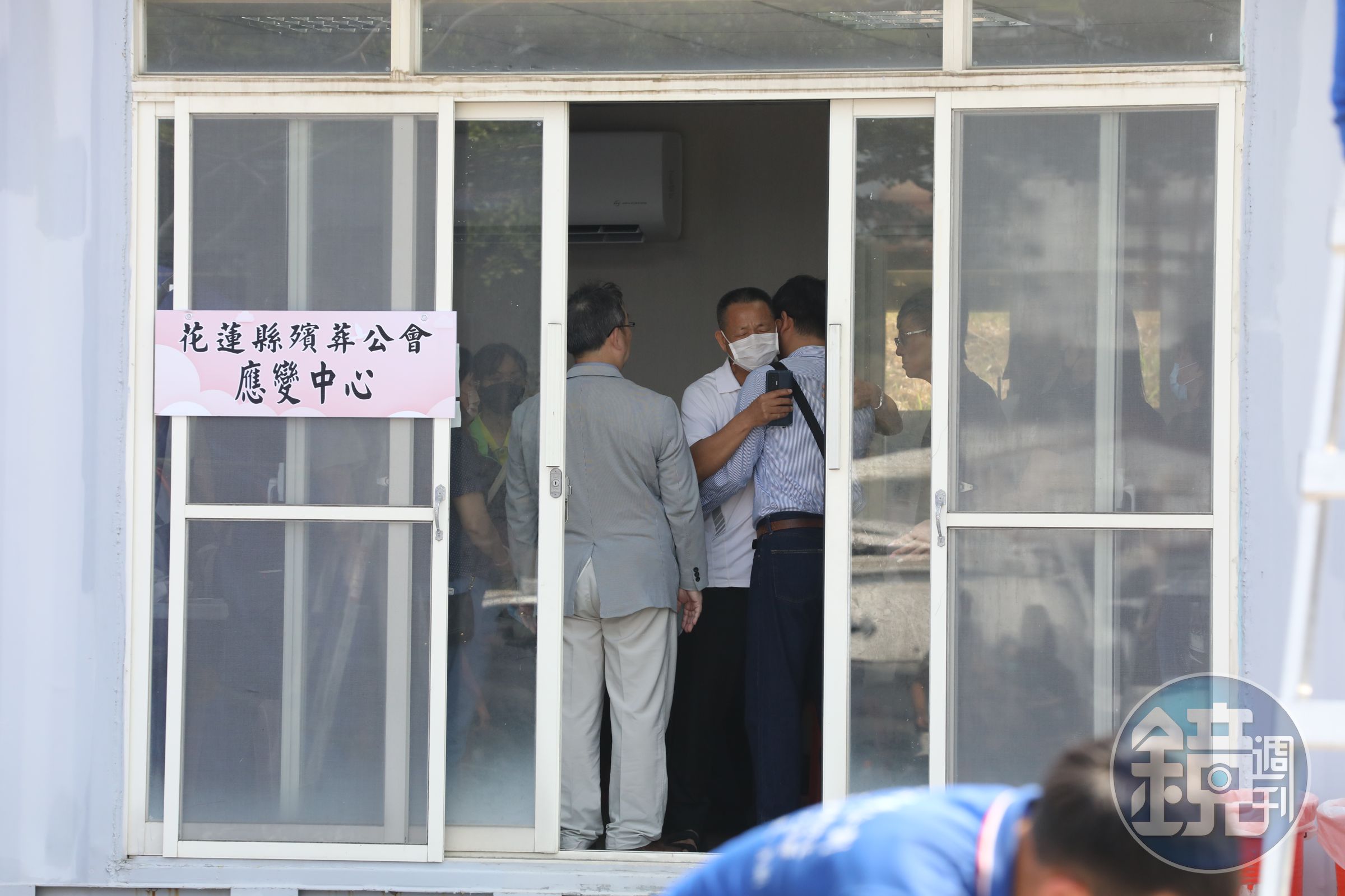 校長梁宇承與輔導室主任蘇延任現身殯儀館,見康父神情哀戚上前擁抱安慰他。