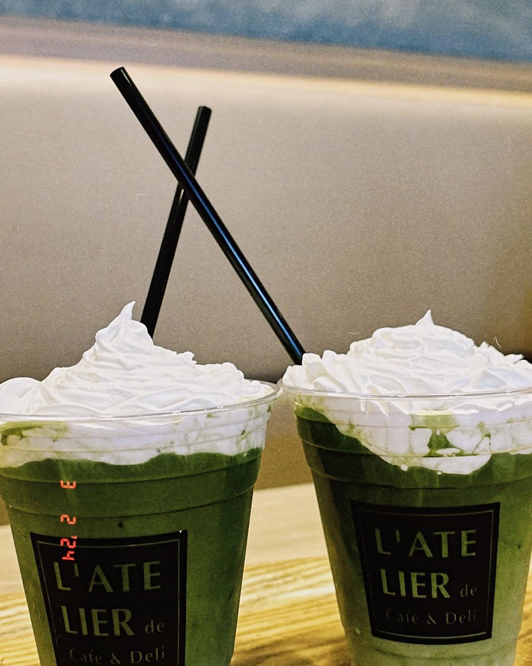 在日本的炎亞綸發表兩杯抹茶交杯照,另一杯是誰喝呢?(翻攝自炎亞綸IG)