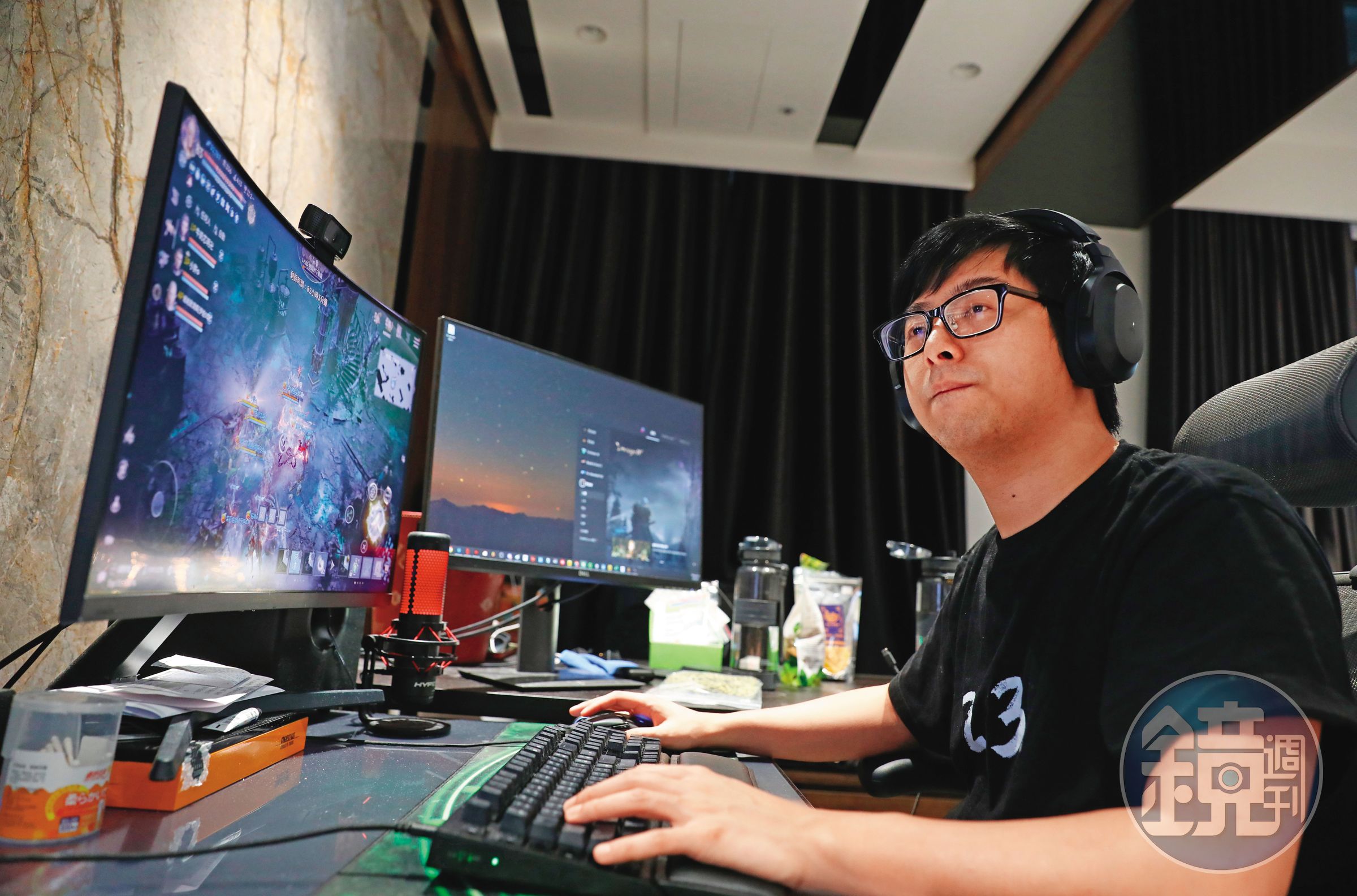 前電競選手丁特以戲劇化的遊戲操作,加上誇張尖銳的嘻笑方式經營遊戲直播。