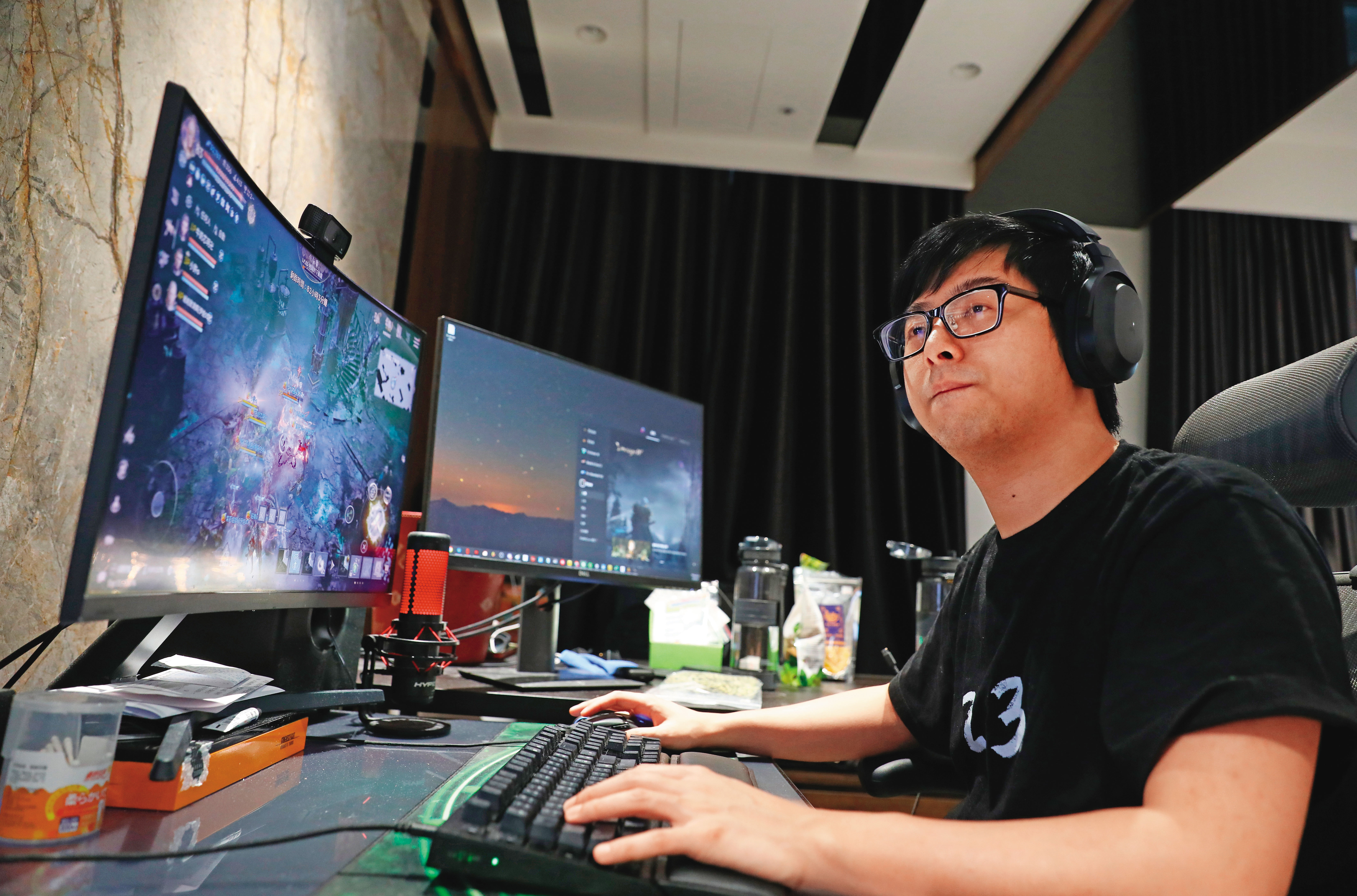 前電競選手丁特以戲劇化的遊戲操作，加上誇張尖銳的嘻笑方式經營遊戲直播。