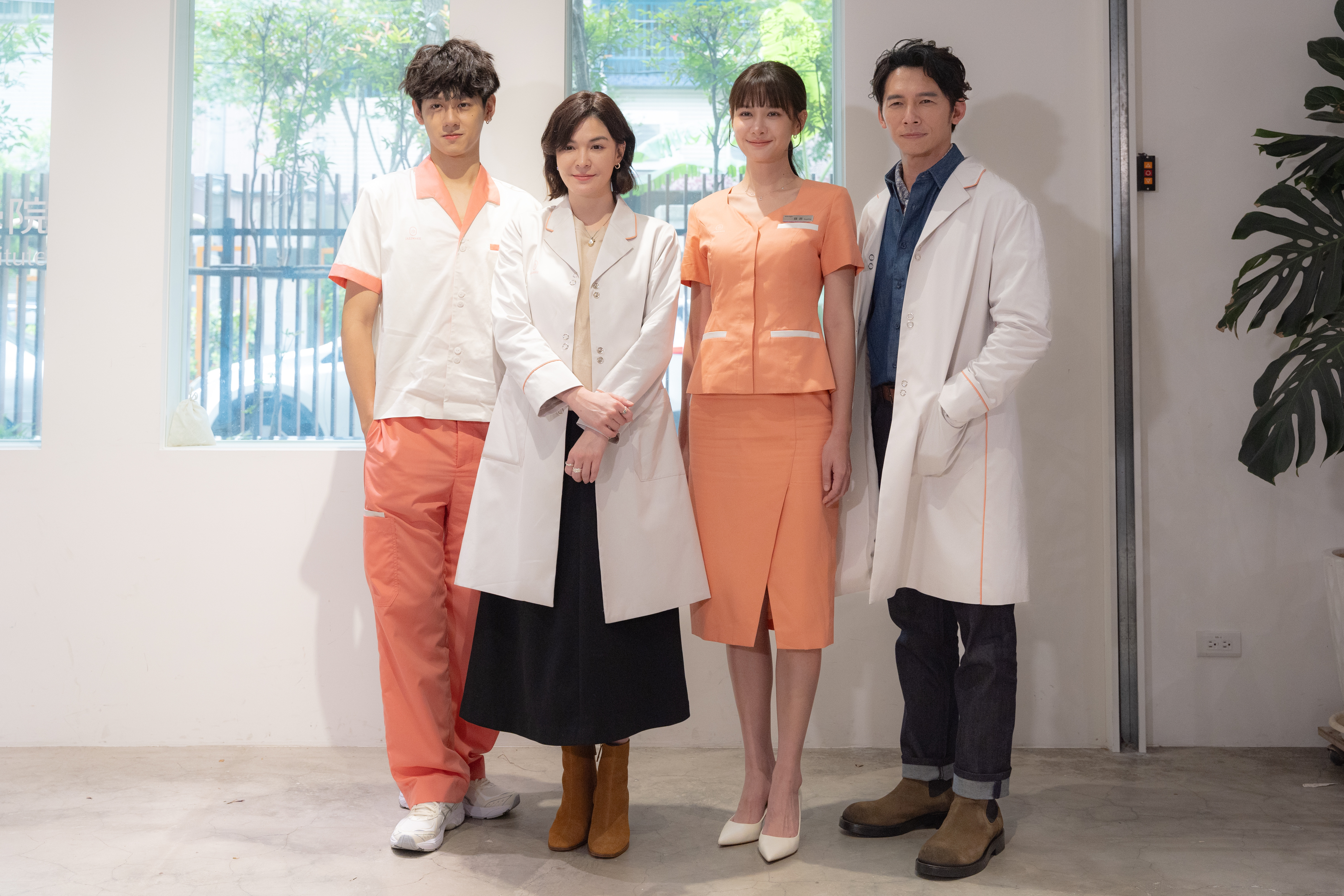 温昇豪率雙女主角張榕容、安心亞與新生代男星洪暐哲出席《整形過後》開鏡。(六魚文創提供)