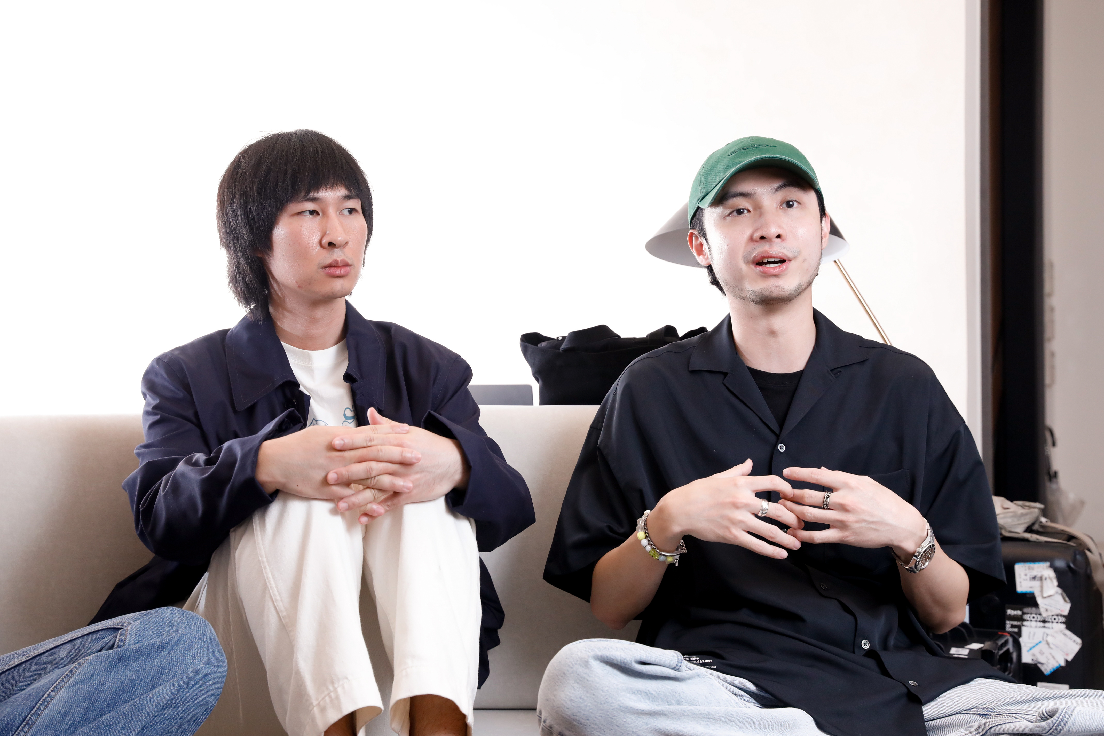 椅子樂團製作人黃榮毅(右)表示,椅子樂團的新專輯故事性更強烈。左為椅子樂團貝斯手孫伯元。