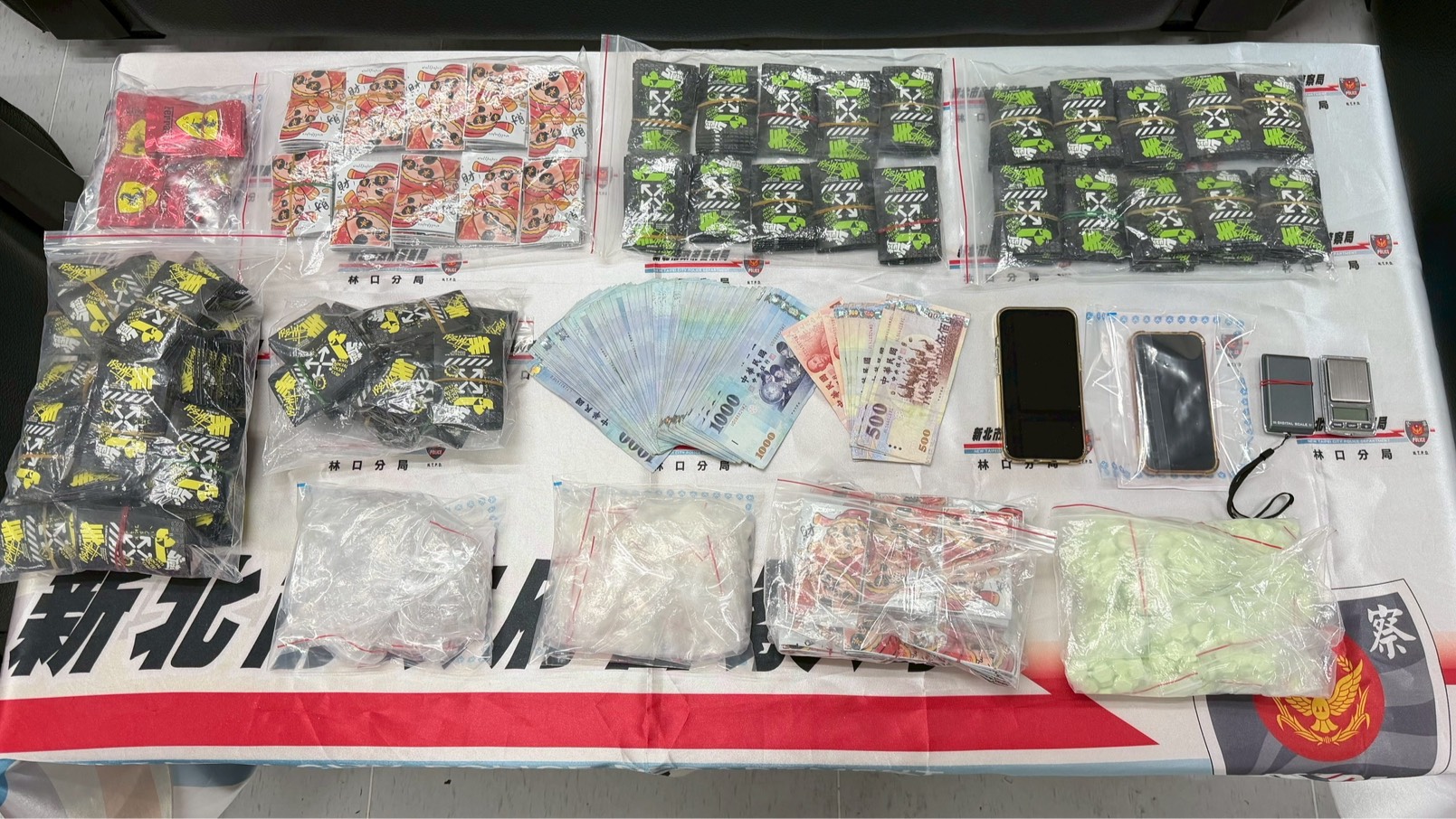 警方現場查扣毒品依托咪酯菸彈44顆、咖啡包715包、愷他命49包、哈密瓜錠9包及販毒所得10萬現金。