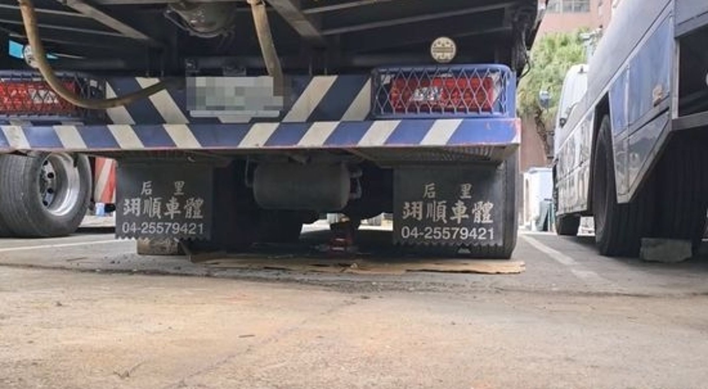 因地處偏僻、人煙稀少，被輾壓車輪底下直到隔日清晨才被發現。（翻攝畫面）