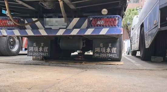 因地處偏僻、人煙稀少，被輾壓車輪底下直到隔日清晨才被發現。（翻攝畫面）