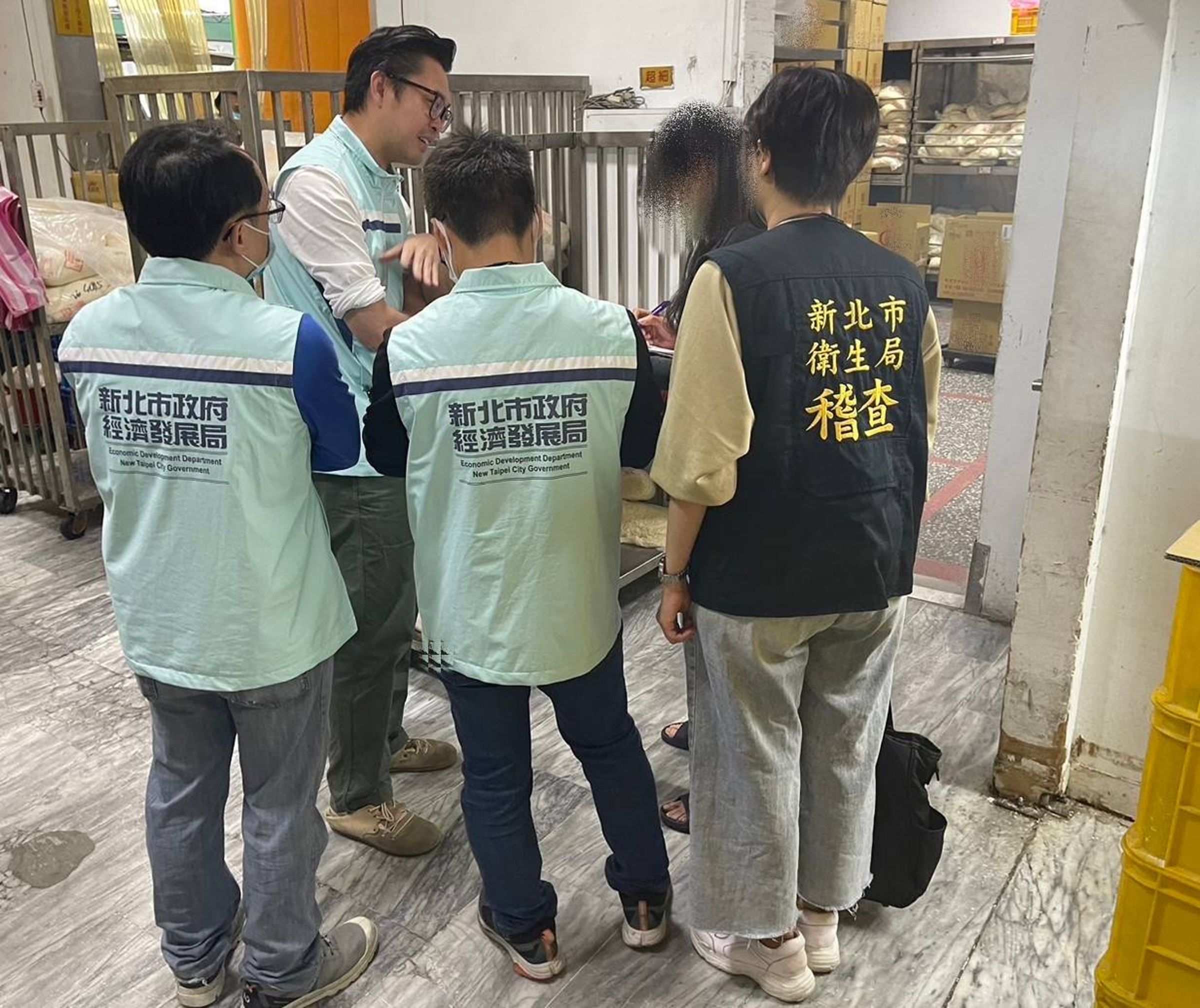 新北市府跨局處調查粄條供應商「大粄城公司」,現場已責令業者全面暫停作業及停止販售。(新北市衛生局提供)