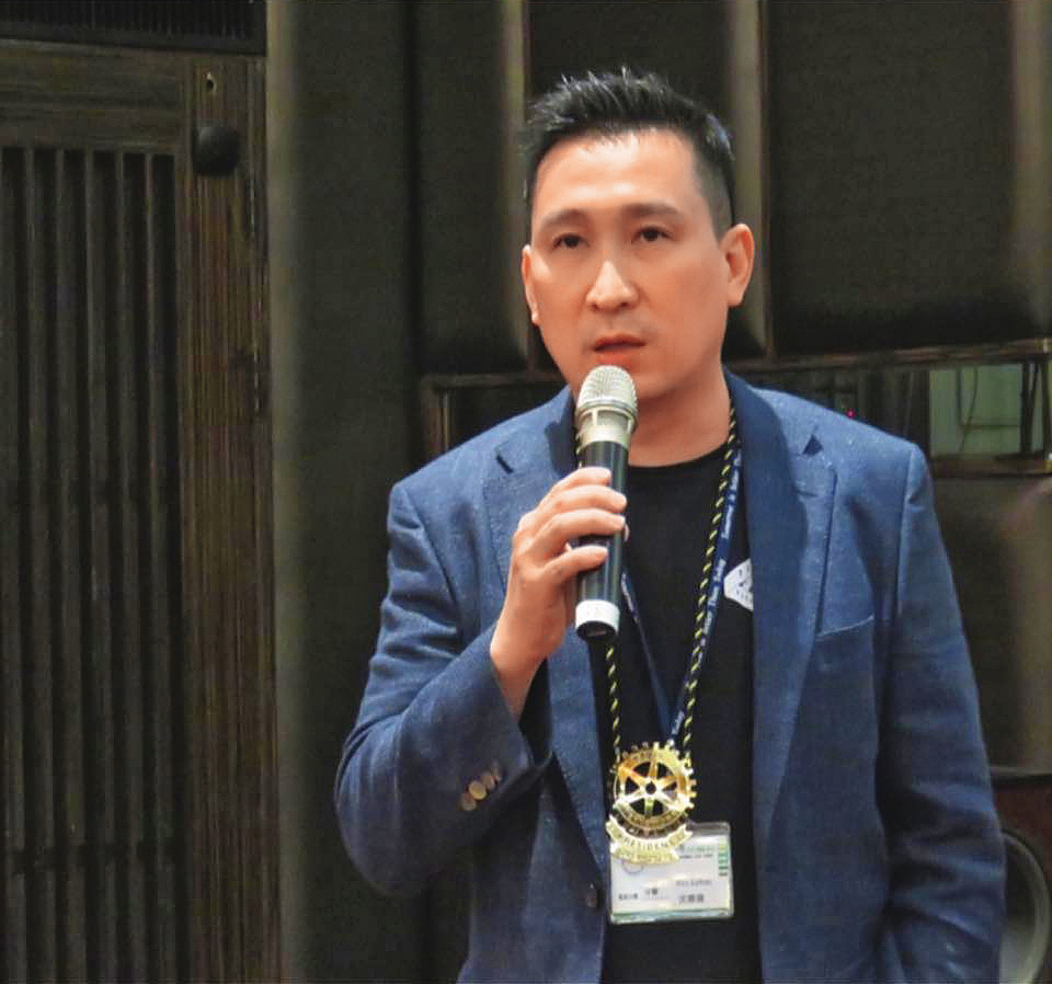 和劉怡萱育有1子的前夫沈憲徽,在高雄經營牙醫診所。(翻攝自沈憲徽臉書)