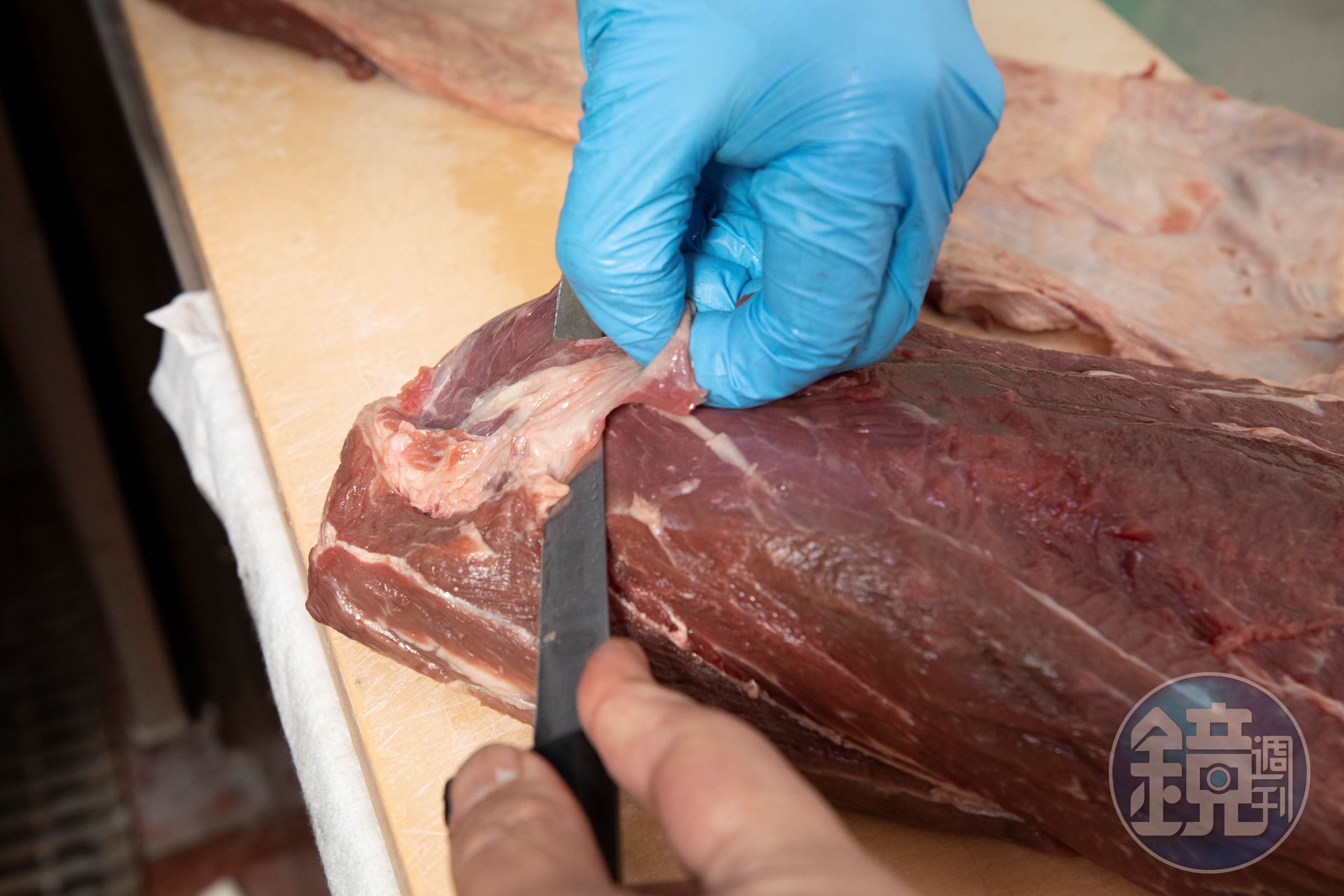 透過挑筋、修筋後，肉的品質進一步獲得提升，詹厚德說鬥炙一客四百多元的牛排，可媲美外面近千元的肉汁口感。