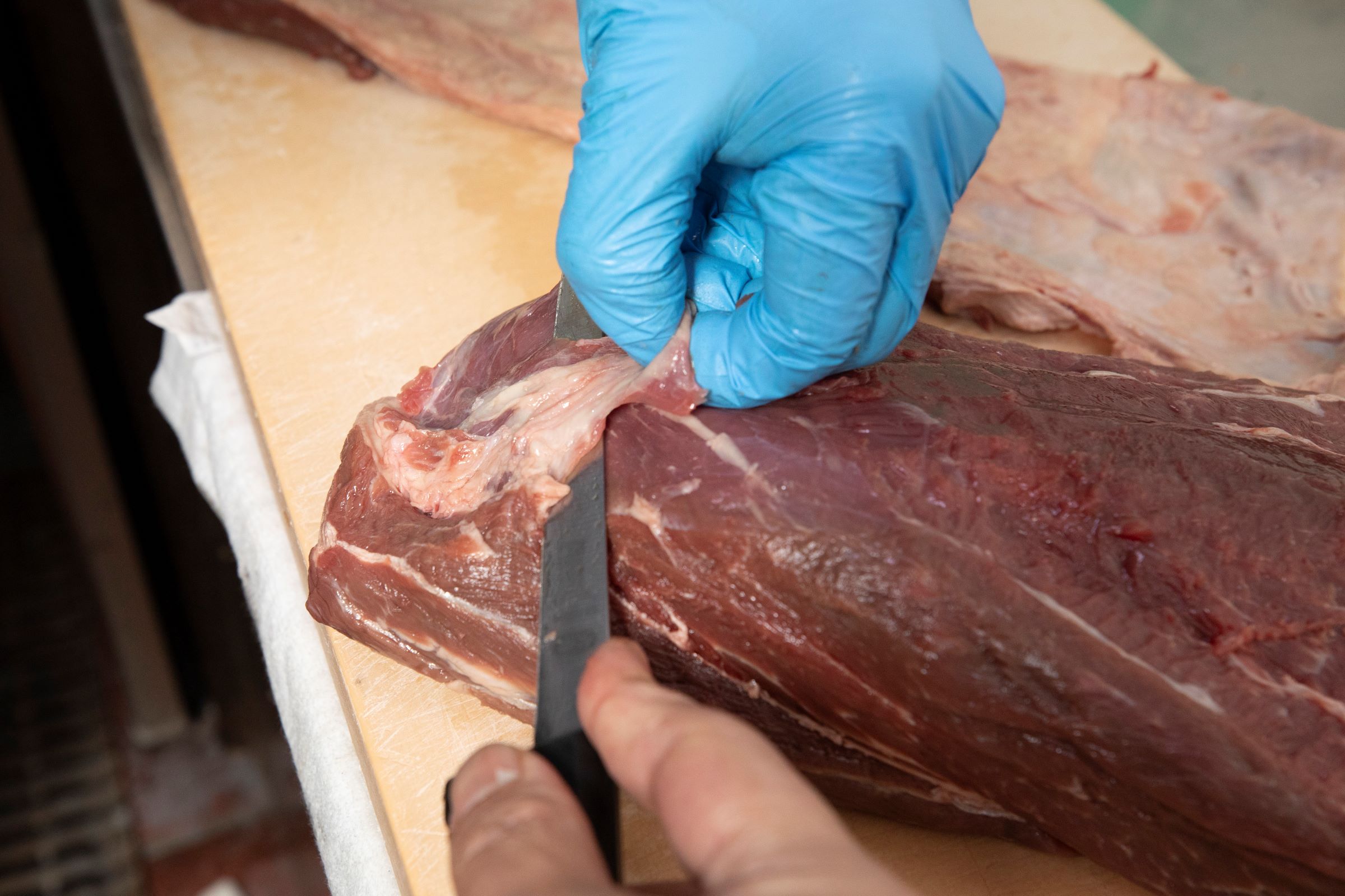 透過挑筋、修筋後，肉的品質進一步獲得提升，詹厚德說鬥炙一客四百多元的牛排，可媲美外面近千元的肉汁口感。