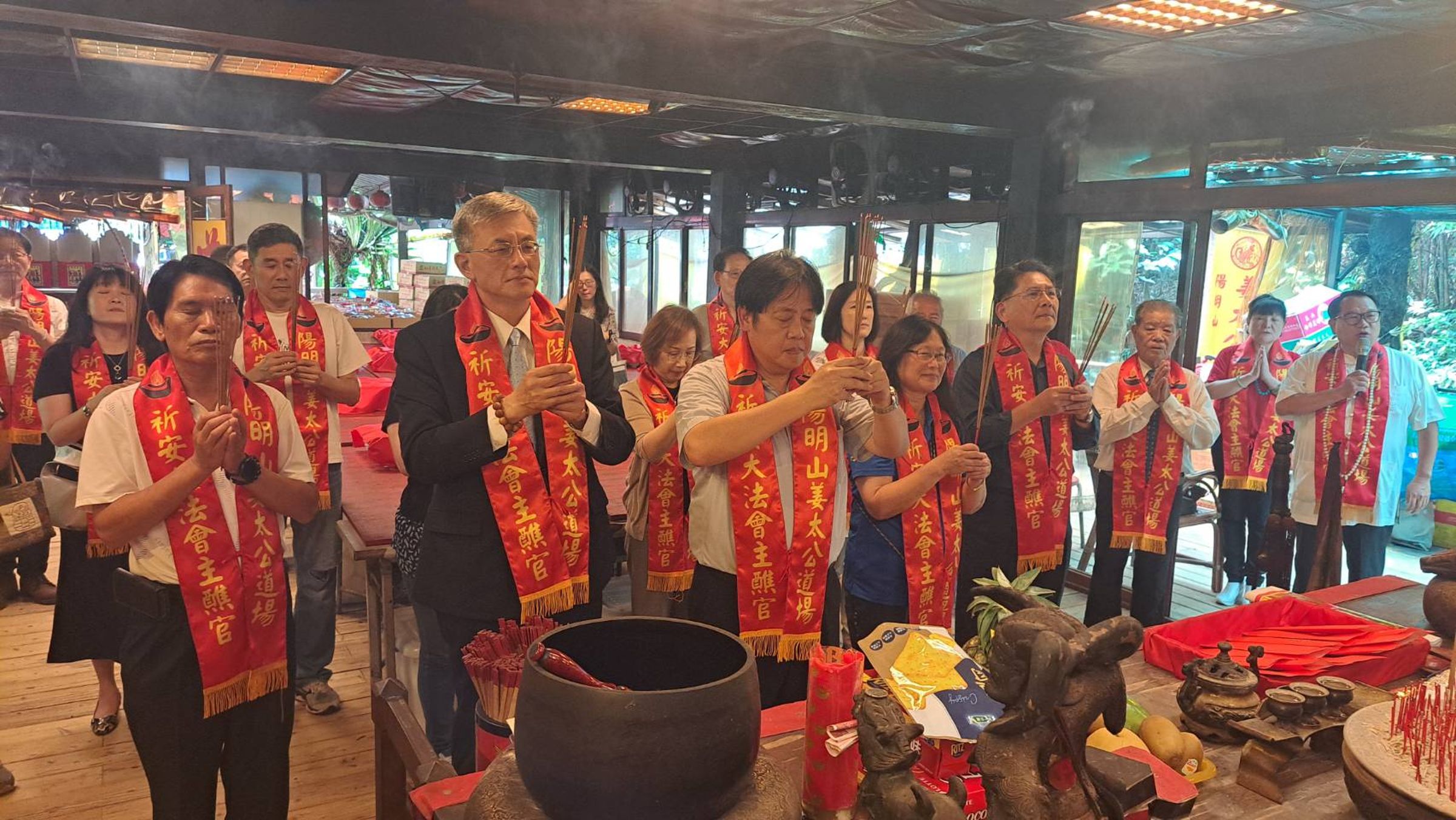 文大校長王子奇率校內一級主管參加陽明山姜太公道場中元普渡法會，祈求師生平安、校運昌隆。（陽明山姜太公道場提供）
