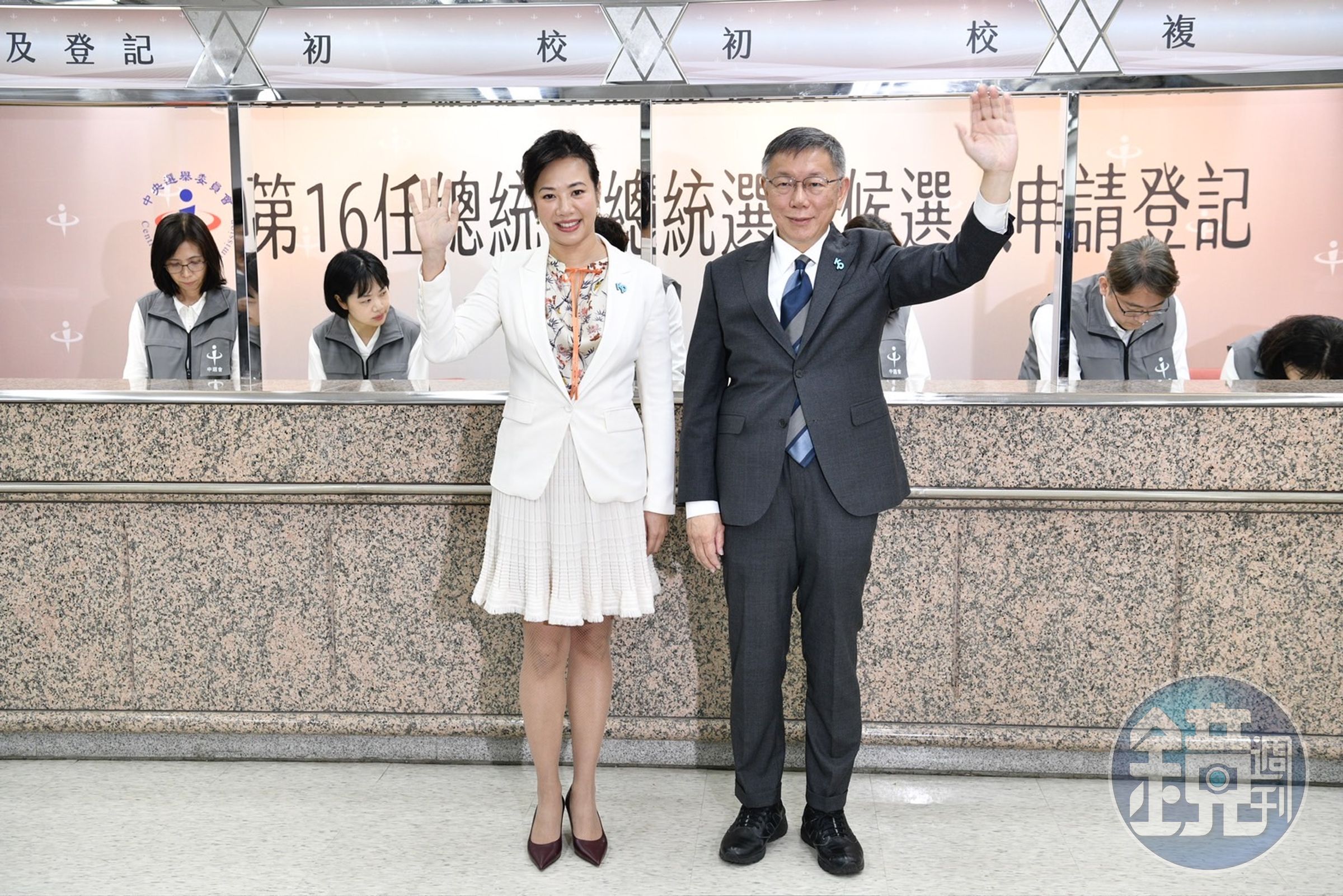 柯文哲（右）昨日偕副手吳欣盈（左）赴中選會登記。
