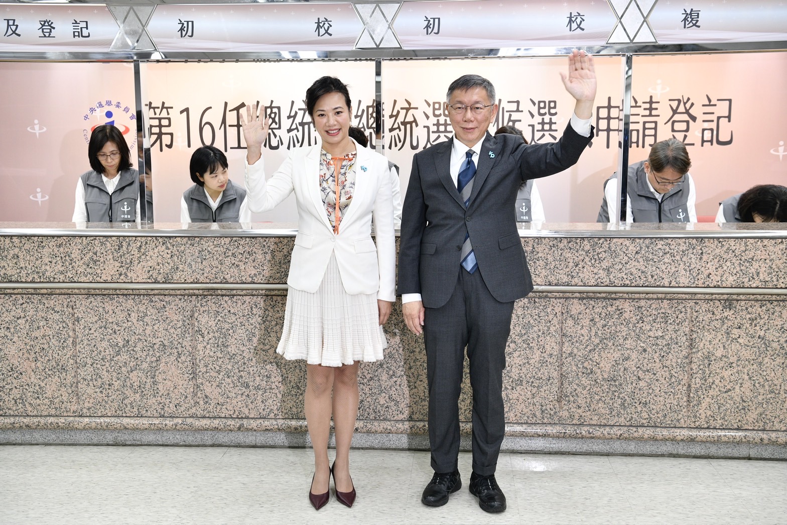 柯文哲（右）昨日偕副手吳欣盈（左）赴中選會登記。