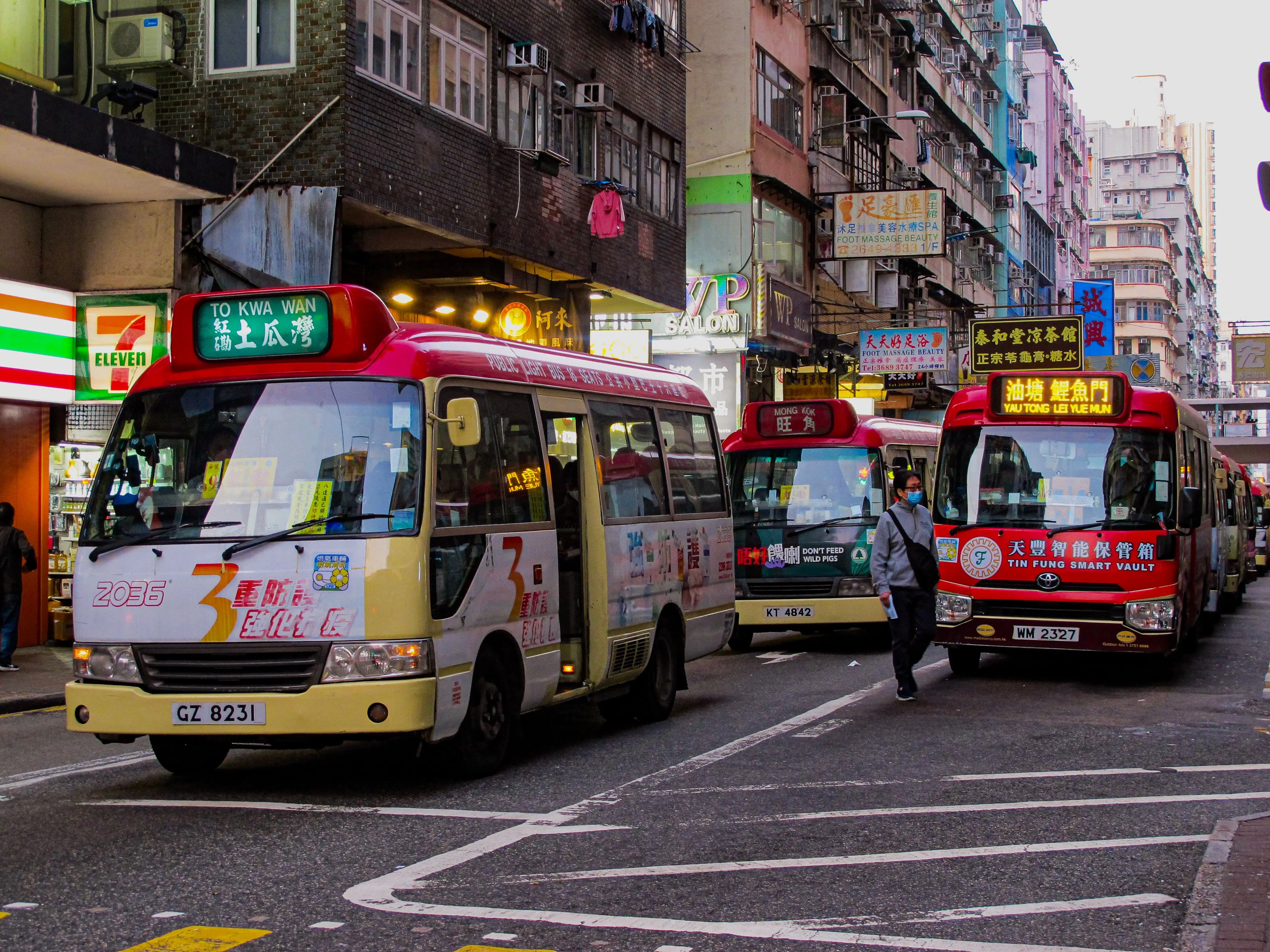 只是下車踩到腳…！香港2女公車上互毆　53歲婦遭「掐頸壓腹」送醫不治