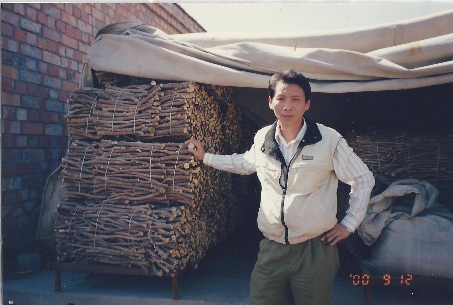 吳瀛洲曾到內蒙古看甘草產地，瞭解藥材品質。（登義提供）