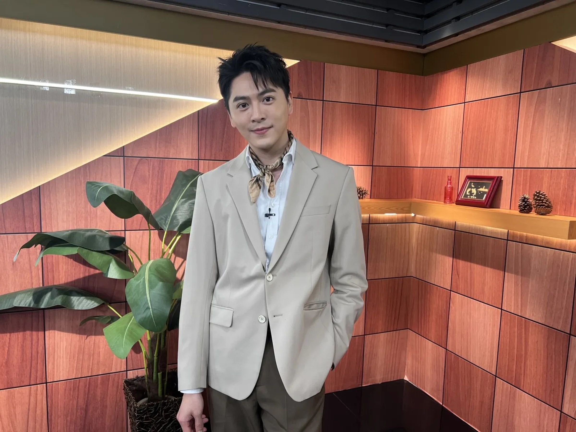 黃新皓身為艋舺金義殿宮主，父母皆為乩身，他自稱母親懷胎15個月才產下他，5歲起便接觸通靈。（年代新聞提供）