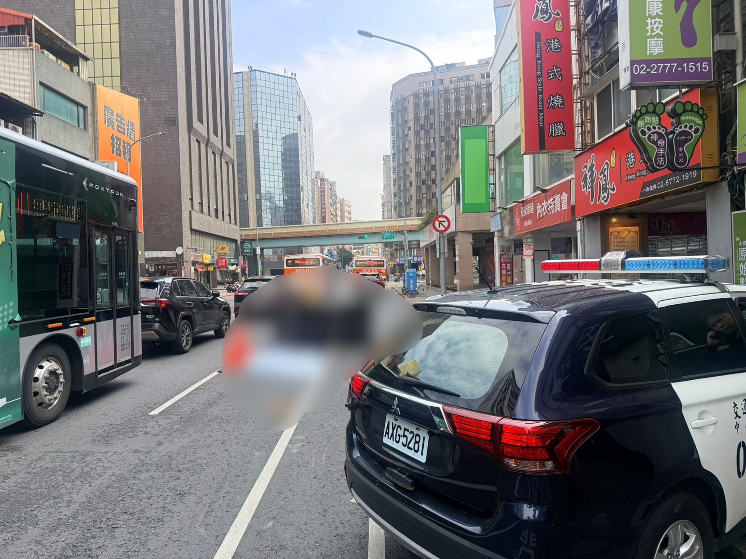 台北八德路驚悚車禍，1人疑遭大型車輾斃「臟器外露，腦漿外溢」。（警方提供）