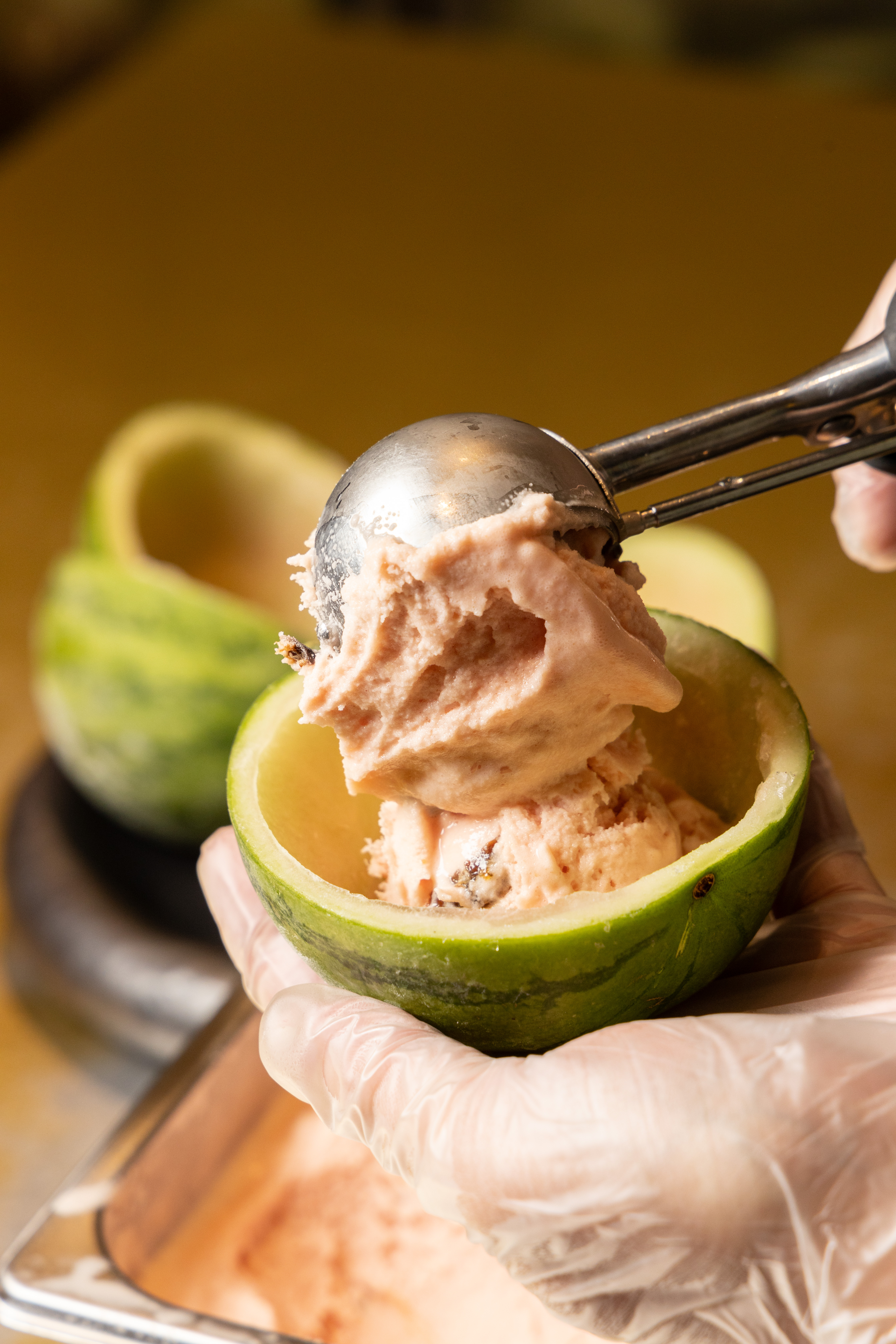 為呈現Gelato特有的綿密口感，團隊使用義大利進口的義式冰淇淋機製作冰品，再填入鮮果容器中。