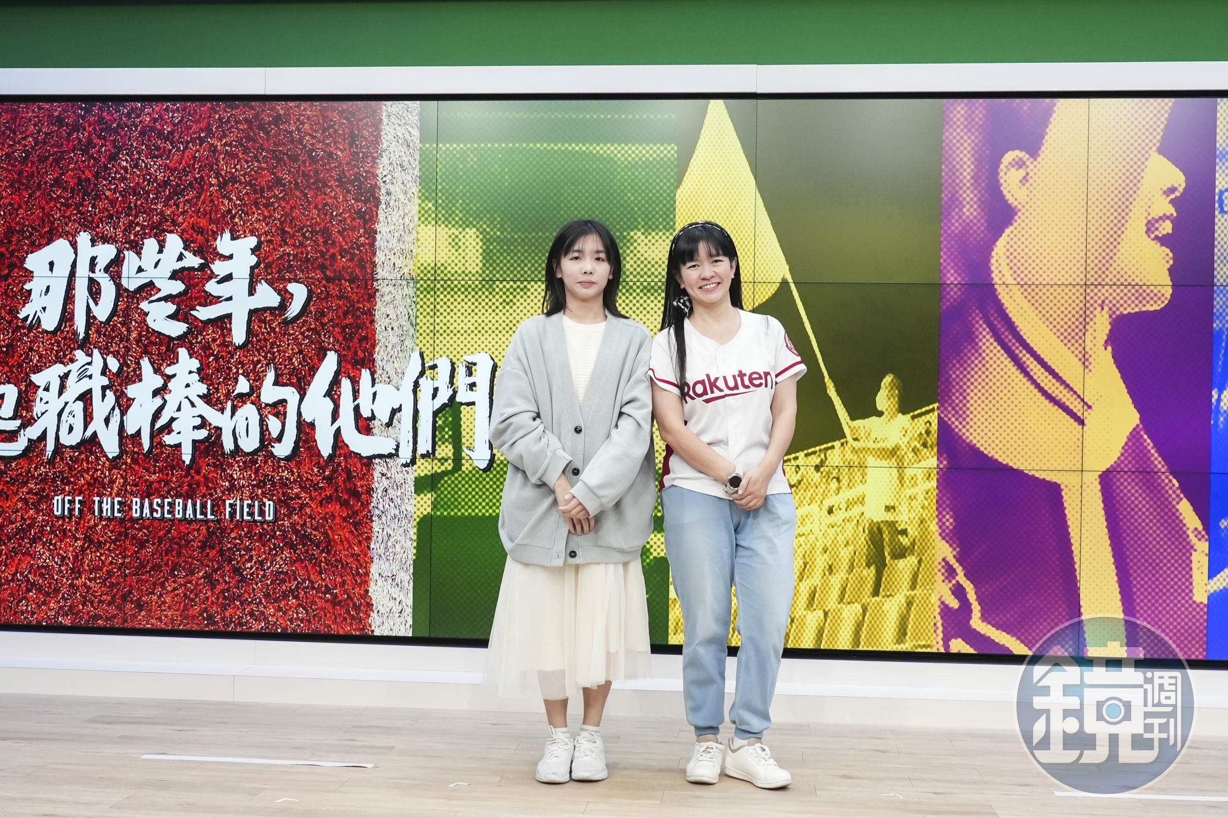 球迷吳媗婷(右)與女兒。