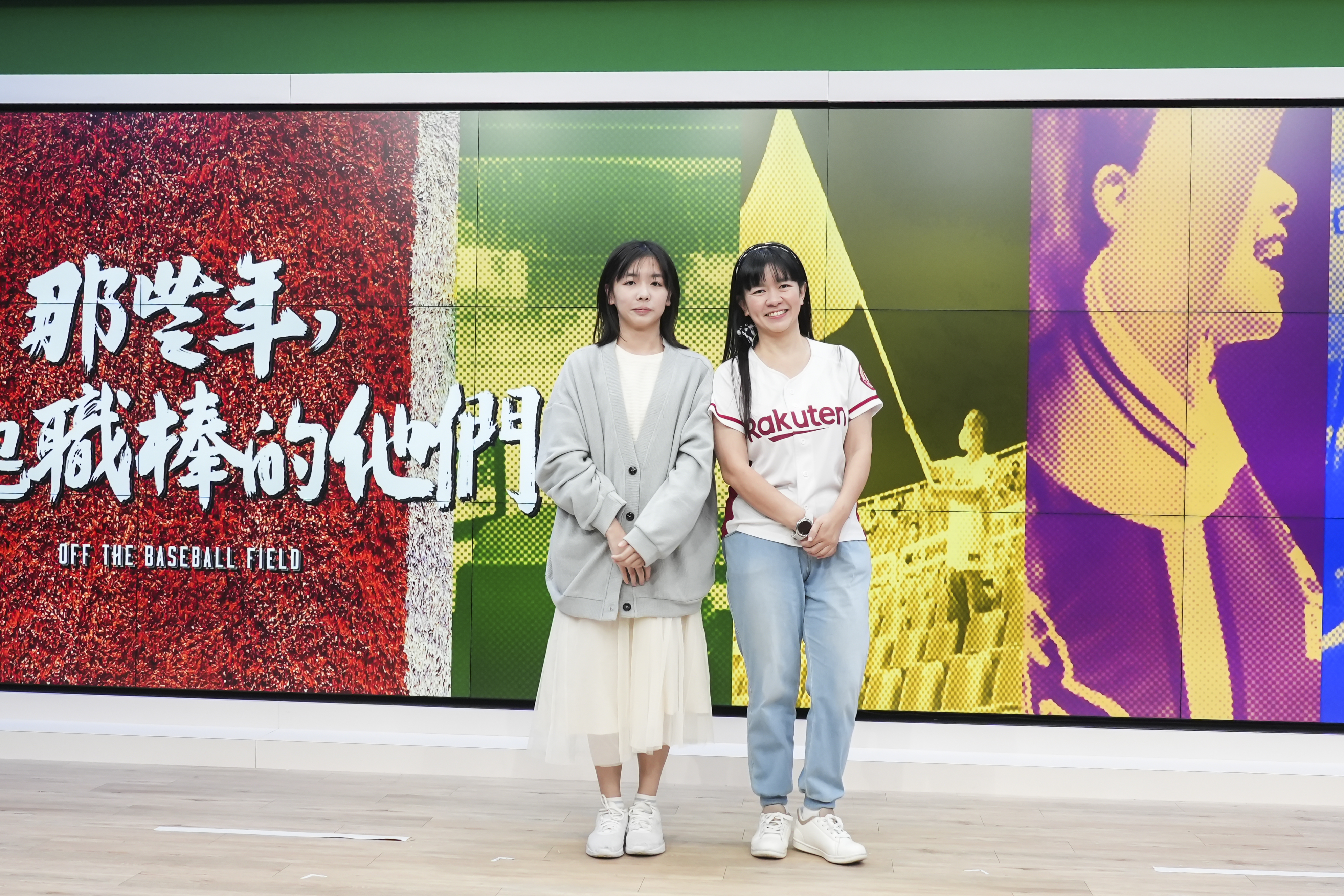球迷吳媗婷(右)與女兒。