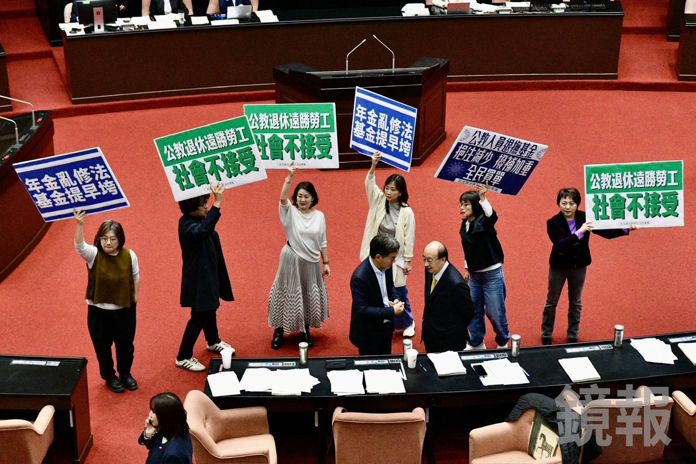 國民黨今成功三讀闖關反年改修法,民進黨立委則強調此舉會讓年金提早破產。(鏡報李智為攝)