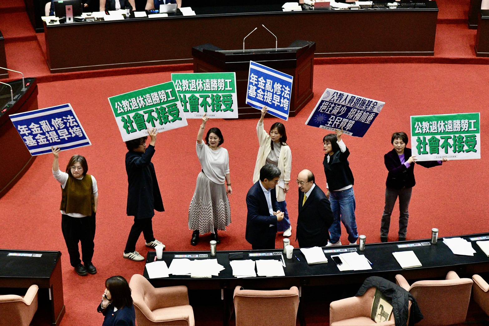 國民黨今成功三讀闖關反年改修法，民進黨立委則強調此舉會讓年金提早破產。（鏡報李智為攝）