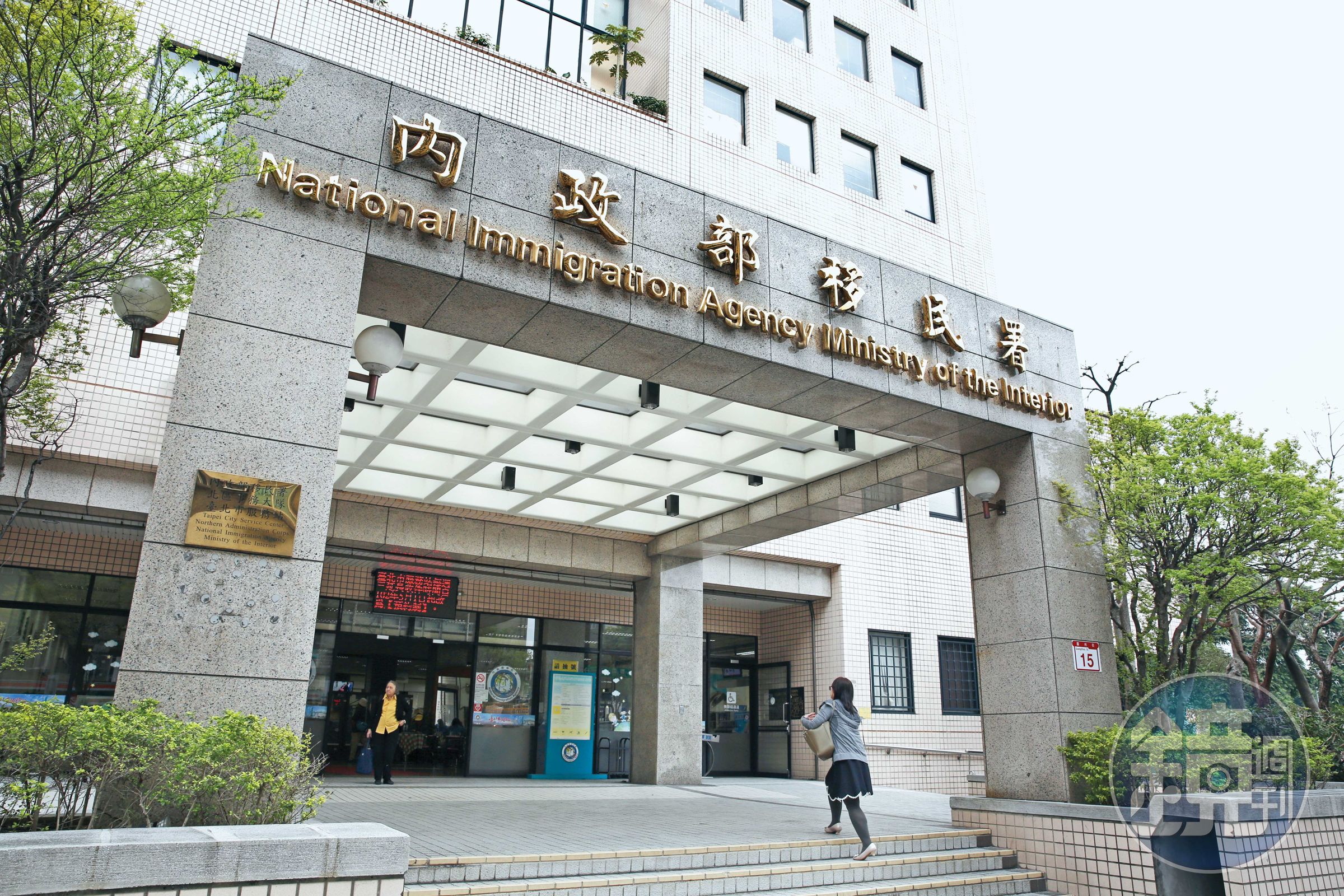 移民署去年採購的「FACE8台灣臉霸」差勤打卡系統，傳出內部使用中國製零組件，恐有個資外洩、影響國安的疑慮。