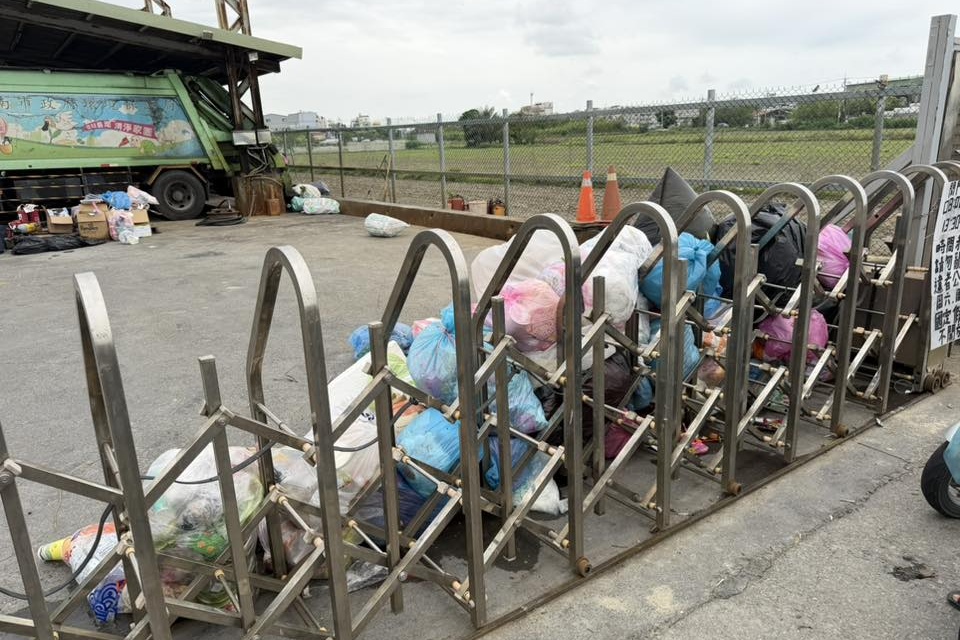 清明連假期間，台南西港區清潔隊大門被堆滿垃圾。（翻攝自臉書社團「我是西港人」）
