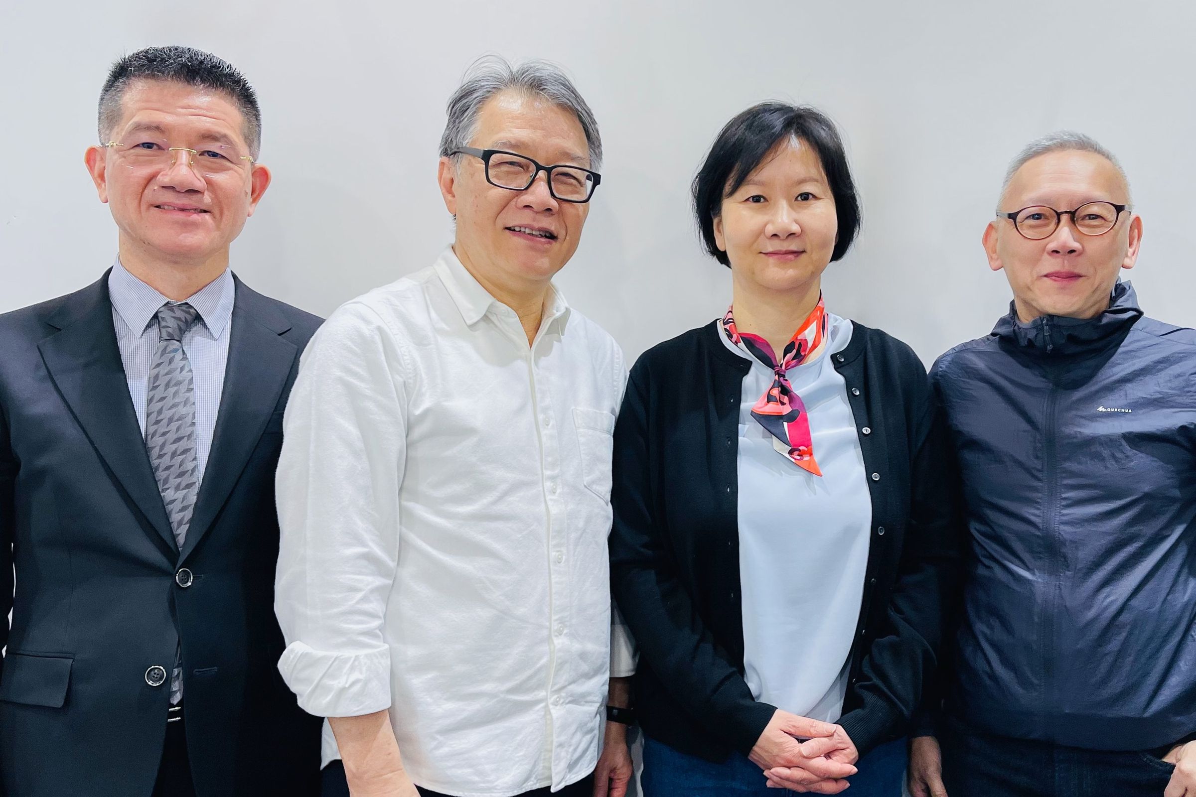 韓國影視集團KT Studiogenie與76號原子Studio76合作華語版計劃。左起時創影業總經理賴聰筆、八大電視總經理王克捷、KT Studiogenie CEO金哲妍與76號原子董事總經理楊志光。（76號原子提供）