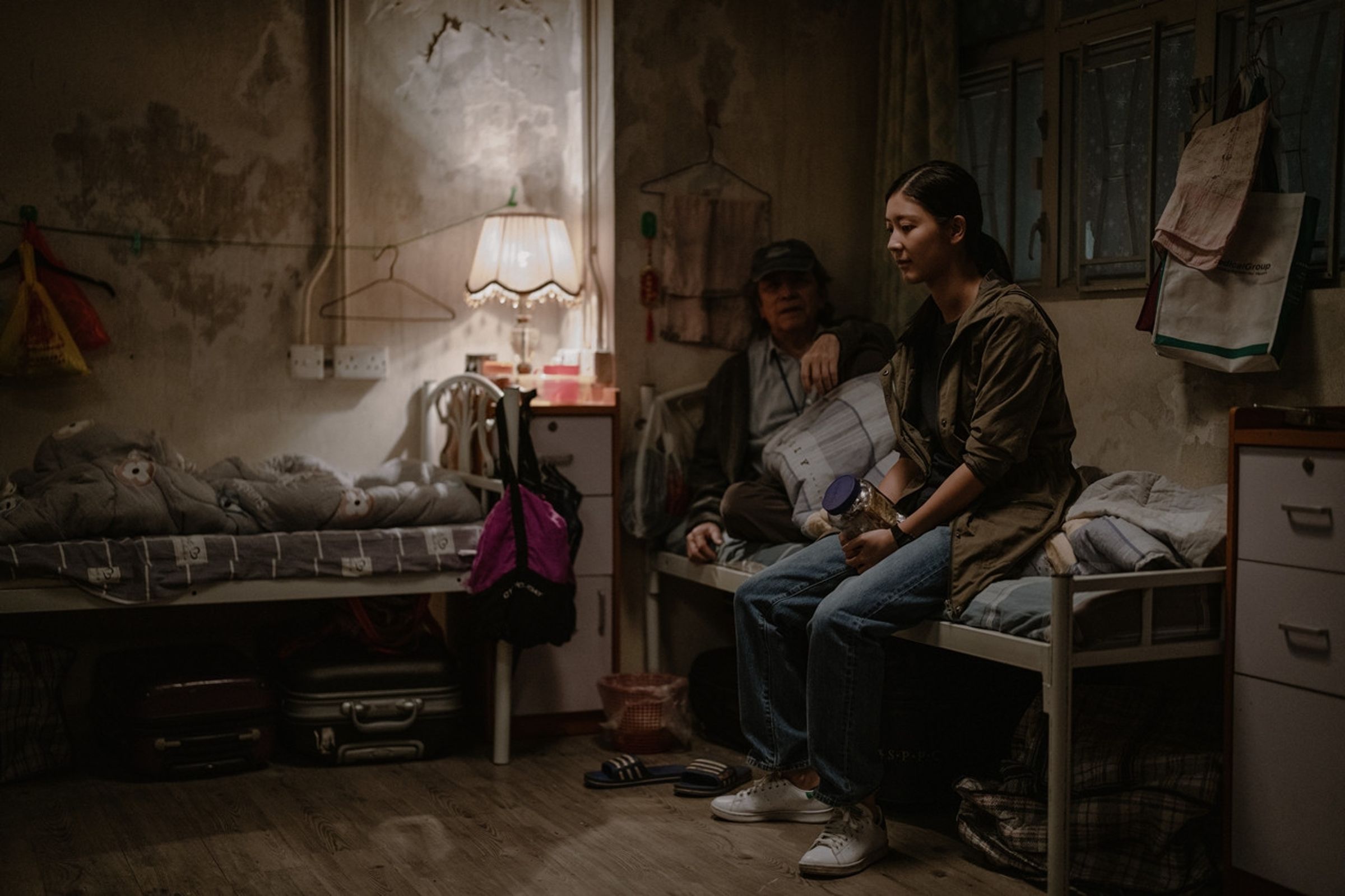 在《白日之下》裡,余香凝扮演潛入安養院調查院方虐待院友的記者,成為正義化身。(双喜提供)
