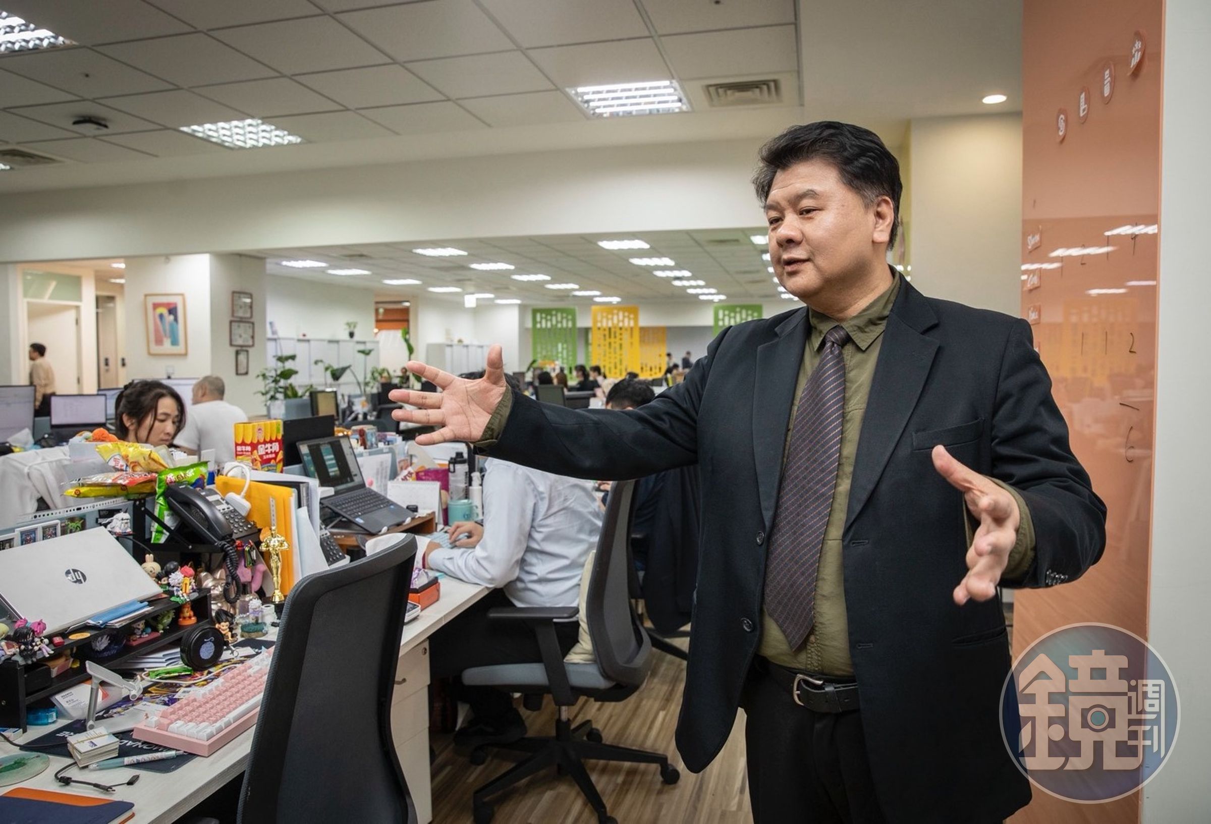 黃華勇是高雄鹽埕貧窮家庭出身，他回憶年輕時曾在迪化街跟著賣布的老業務經理練就神功，後來轉戰金融業信用卡部已無對手。