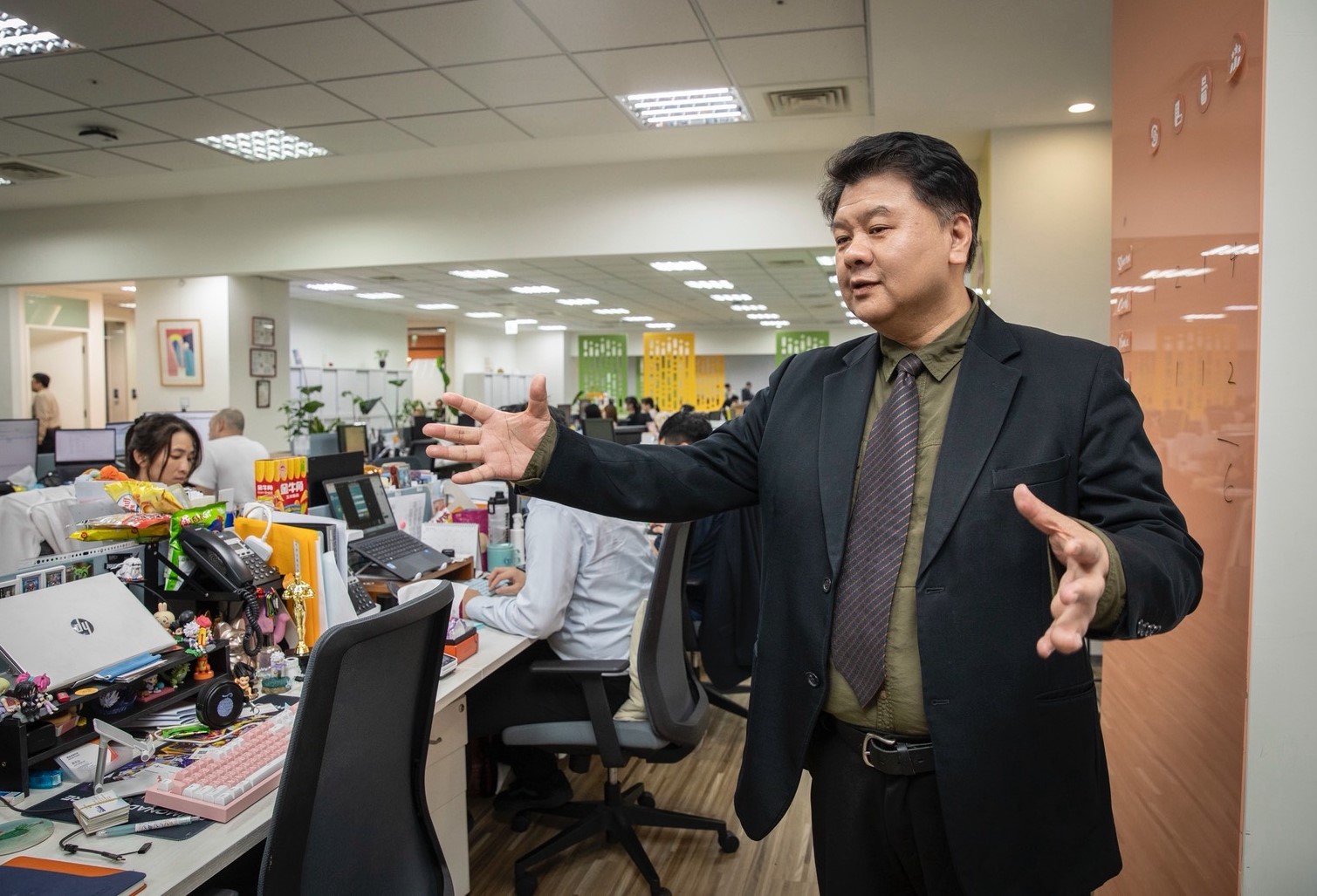 黃華勇是高雄鹽埕貧窮家庭出身，他回憶年輕時曾在迪化街跟著賣布的老業務經理練就神功，後來轉戰金融業信用卡部已無對手。