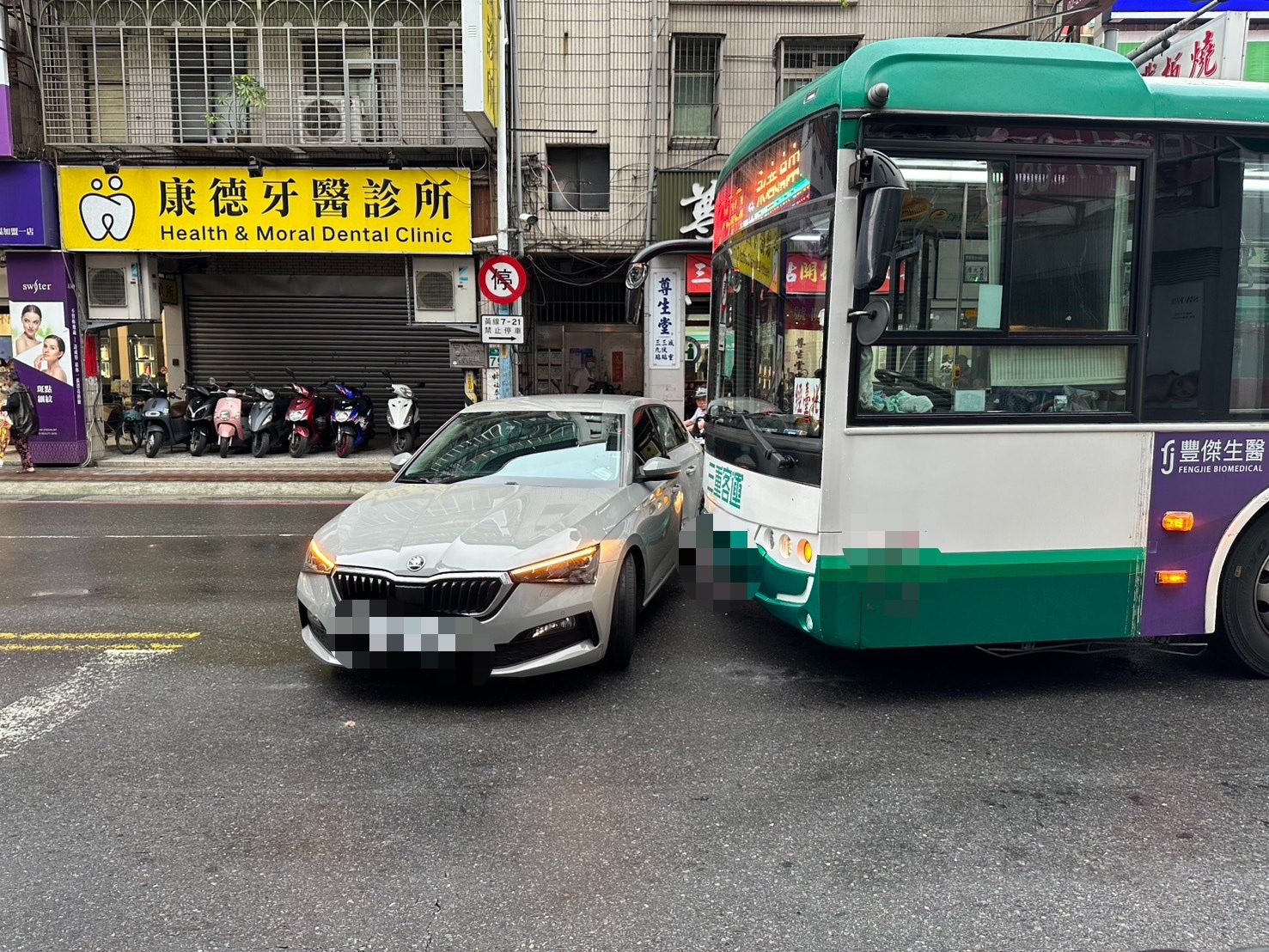 這起車禍驚魂，包括雙方駕駛和公車上乘客都未受傷，事故原因待調查。（翻攝畫面）　