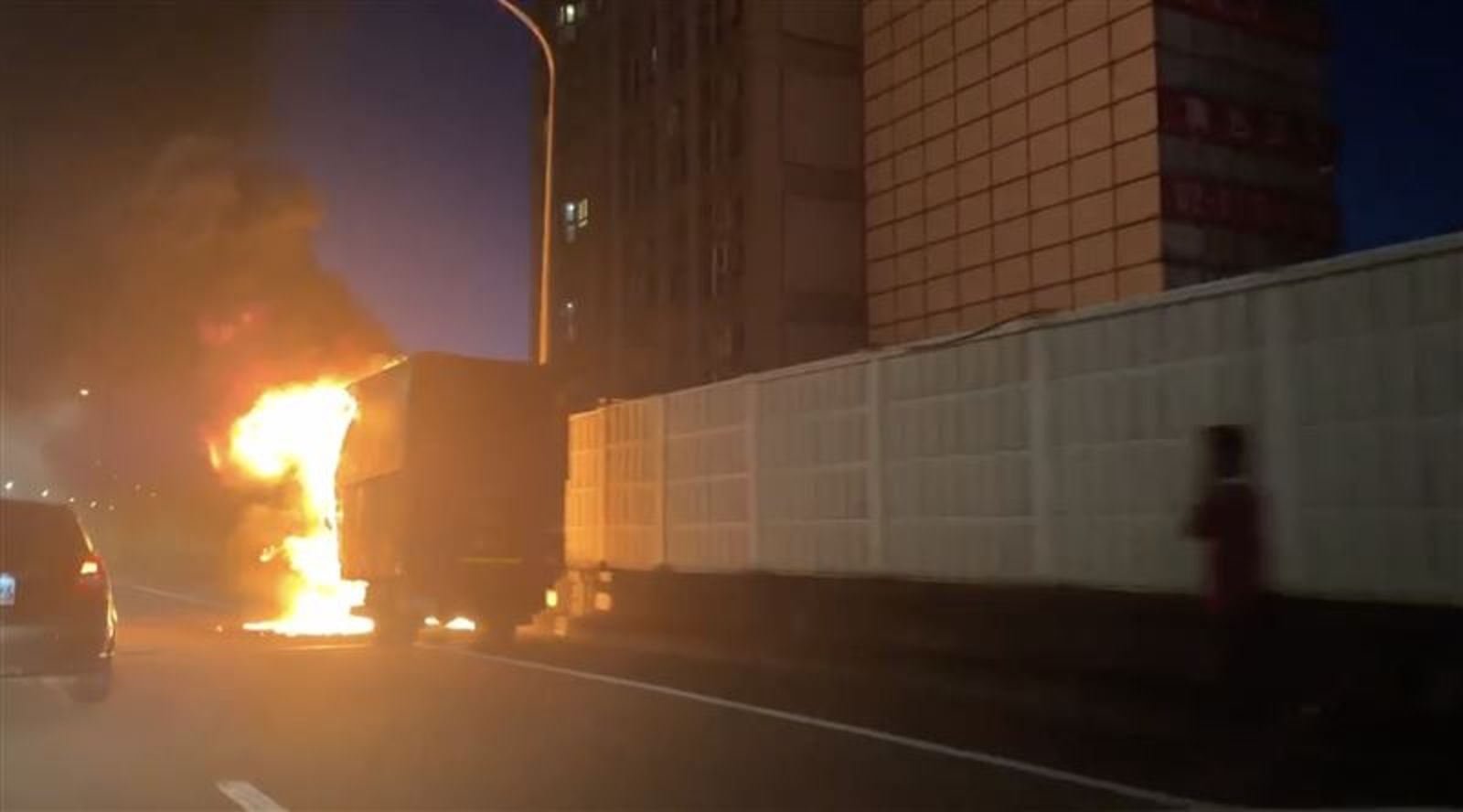北市市民大道高架橋火燒車 下班車潮塞爆!單向全面管制