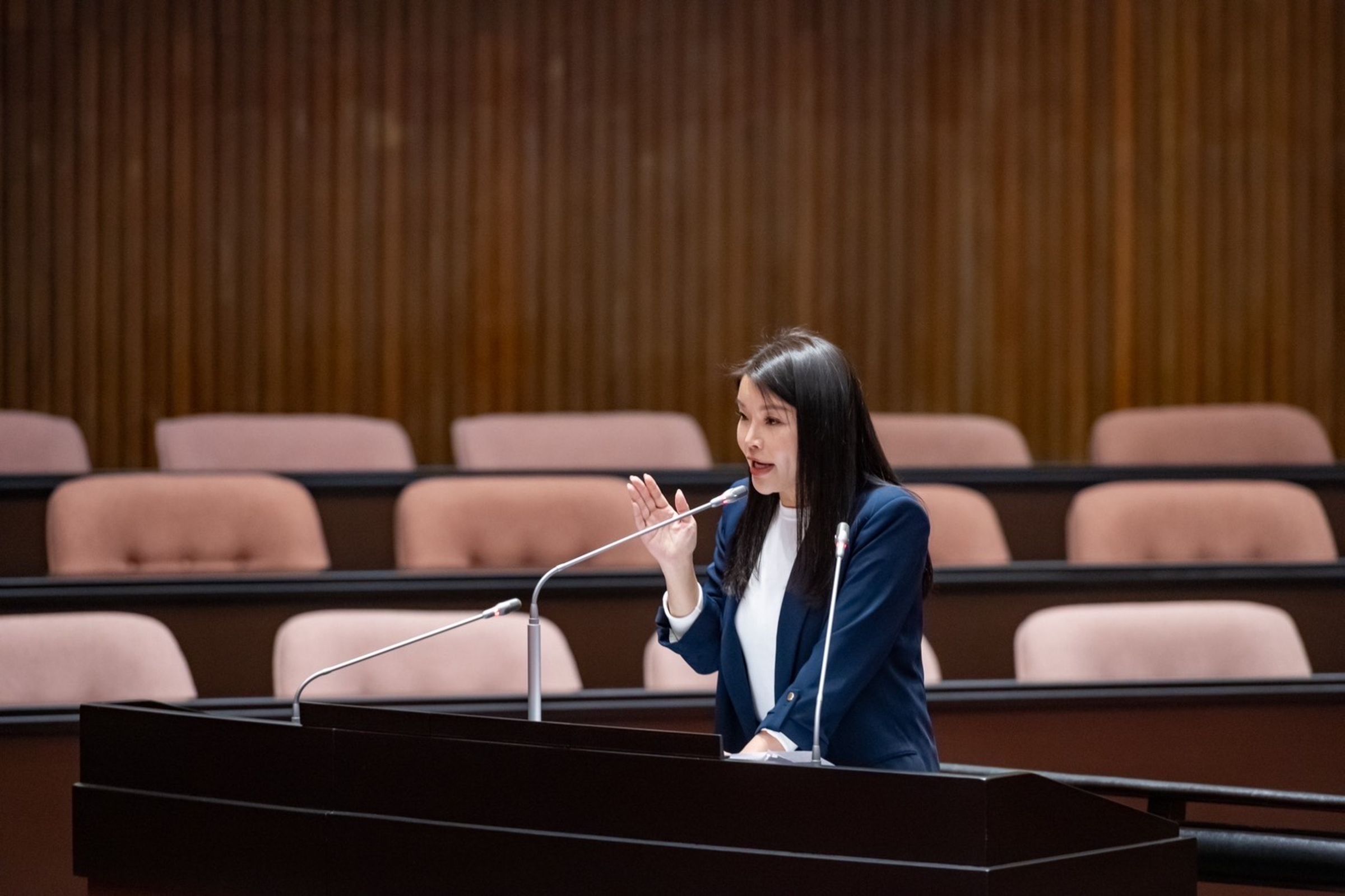 立委張嘉郡今在立院總質詢時,提出8月將上路的準公共幼兒園新制,爆出有近百間準公幼無法續約的狀況。(張嘉郡國會辦公室提供)