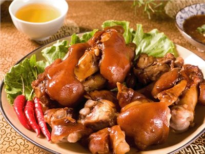 萬巒豬腳的皮特別Q，肉質也很有彈性，搭配獨門的蒜頭醬油，是屏東美食一絕。（翻攝網路）