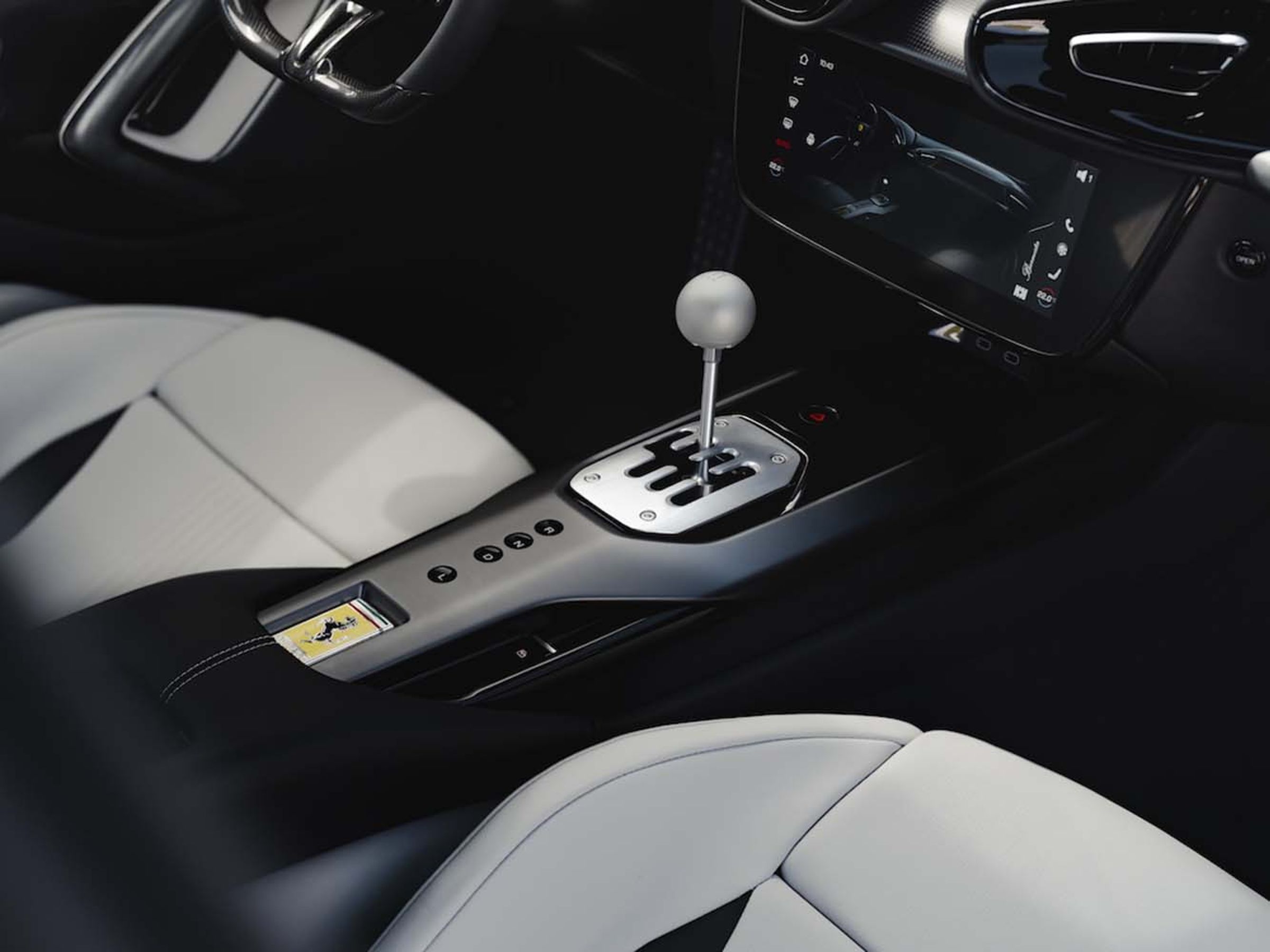 Ferrari 以8 速雙離合器變速箱為基礎,導入全新的控制邏輯、專屬硬體以及電子控制軟體,讓駕駛能以傳統手排的方式介入換檔,同時保留雙離合器變速箱原有的快速與精準。