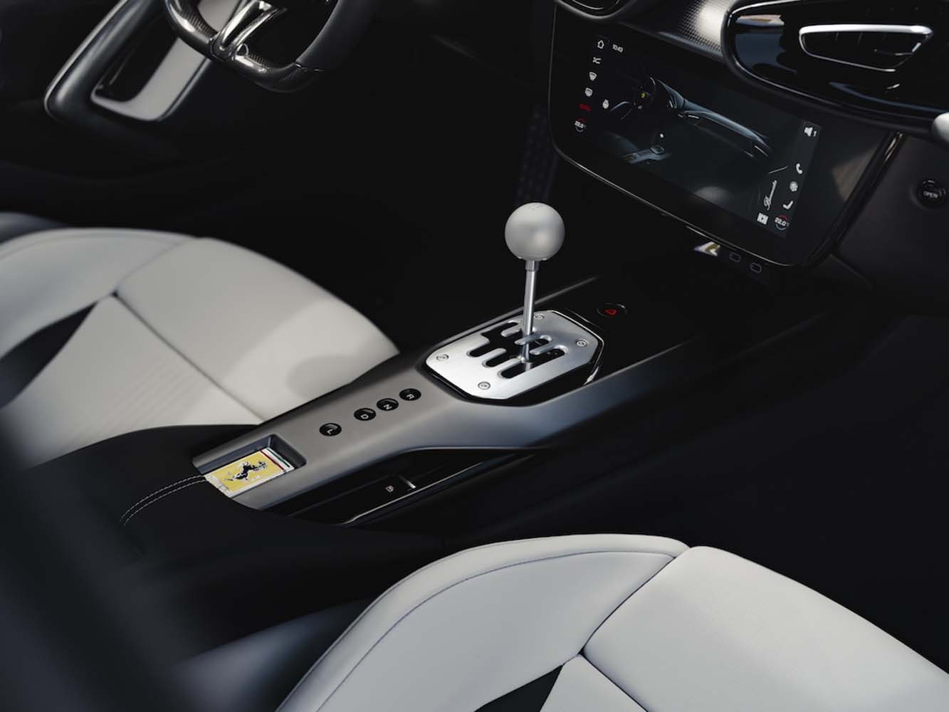 Ferrari 以8 速雙離合器變速箱為基礎，導入全新的控制邏輯、專屬硬體以及電子控制軟體，讓駕駛能以傳統手排的方式介入換檔，同時保留雙離合器變速箱原有的快速與精準。