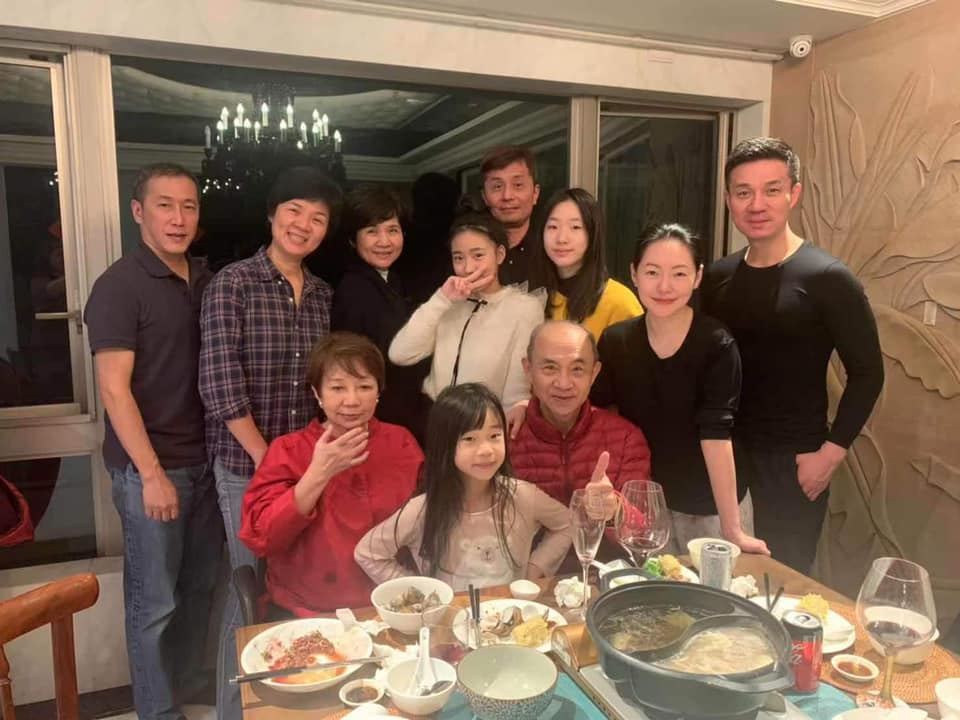 小S公公許慶祥(下中)驚傳心肌梗塞過世。(翻攝自小S臉書)