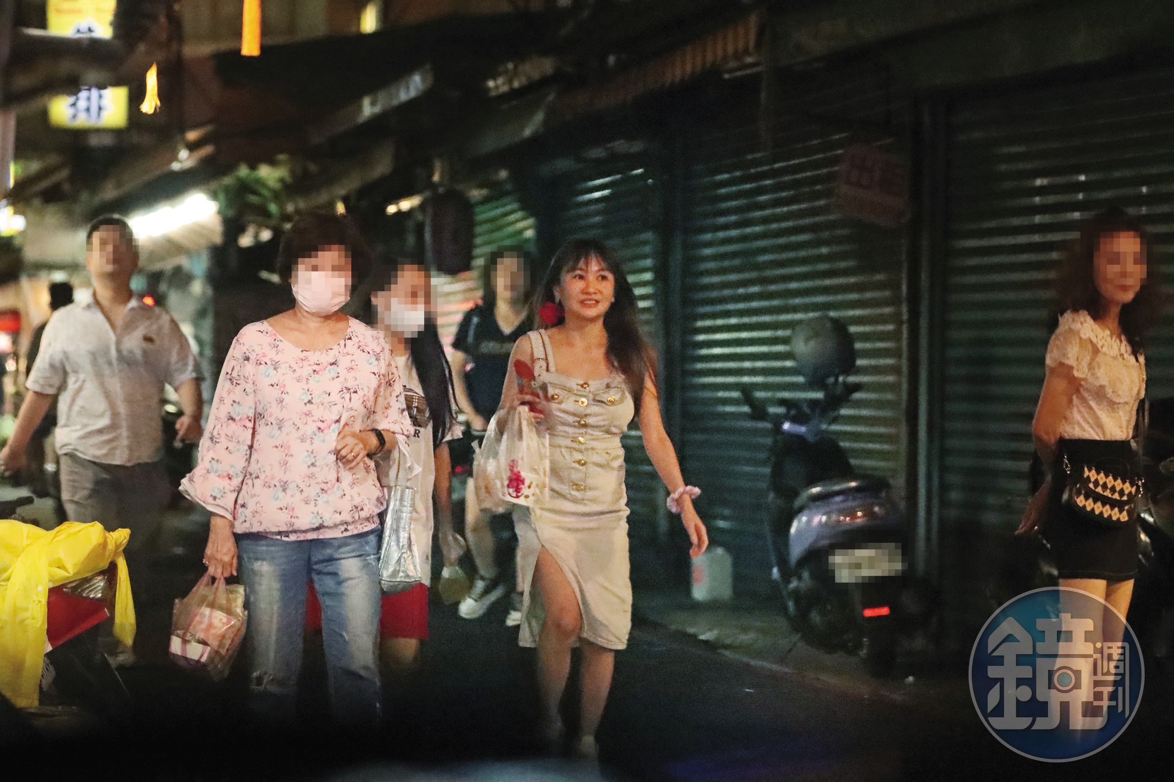 5/21，22：04，出席完餐敘，王宥忻和女兒轉向附近夜市，她下車買了不少食物繼續吃。