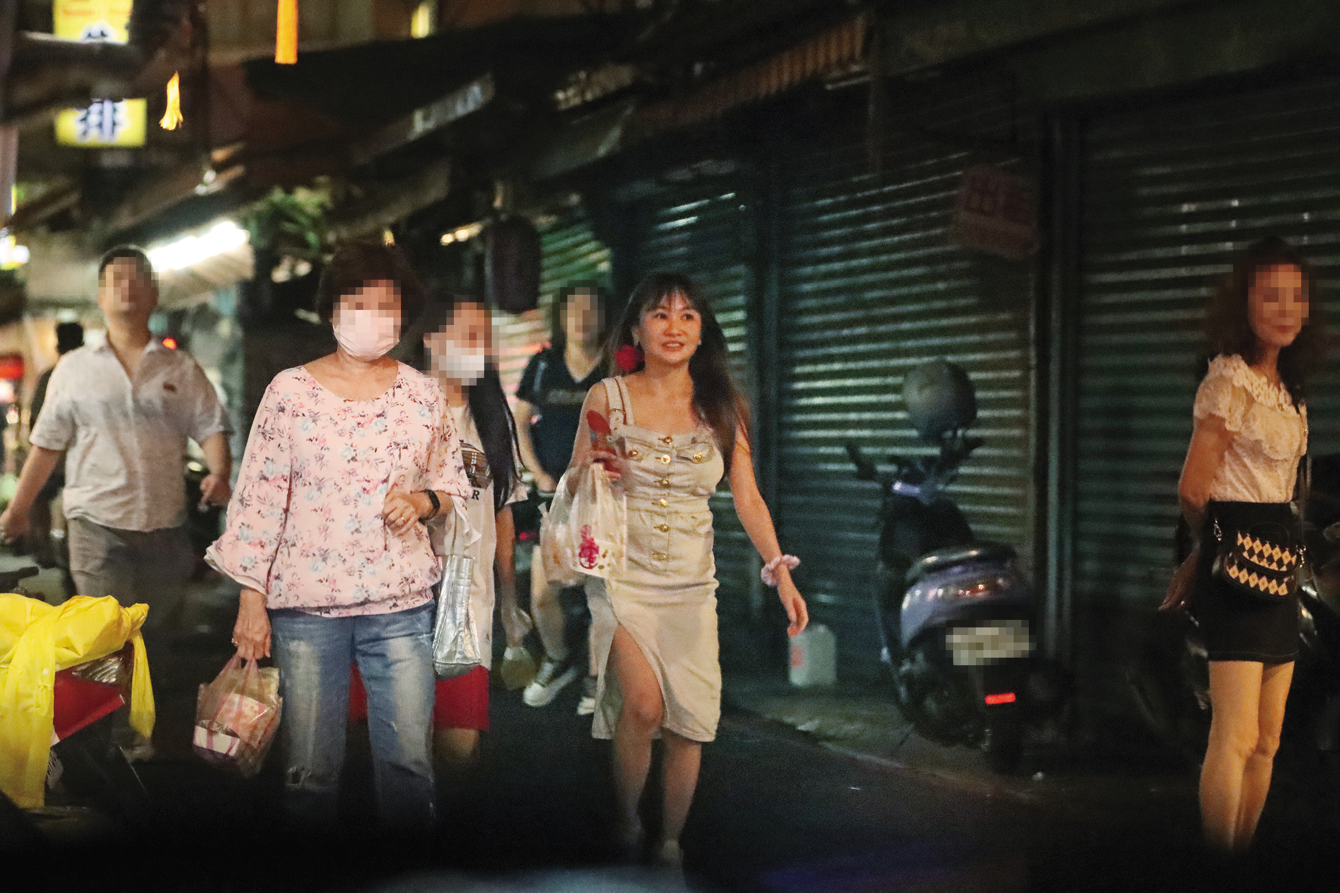 5/21,22:04,出席完餐敘,王宥忻和女兒轉向附近夜市,她下車買了不少食物繼續吃。