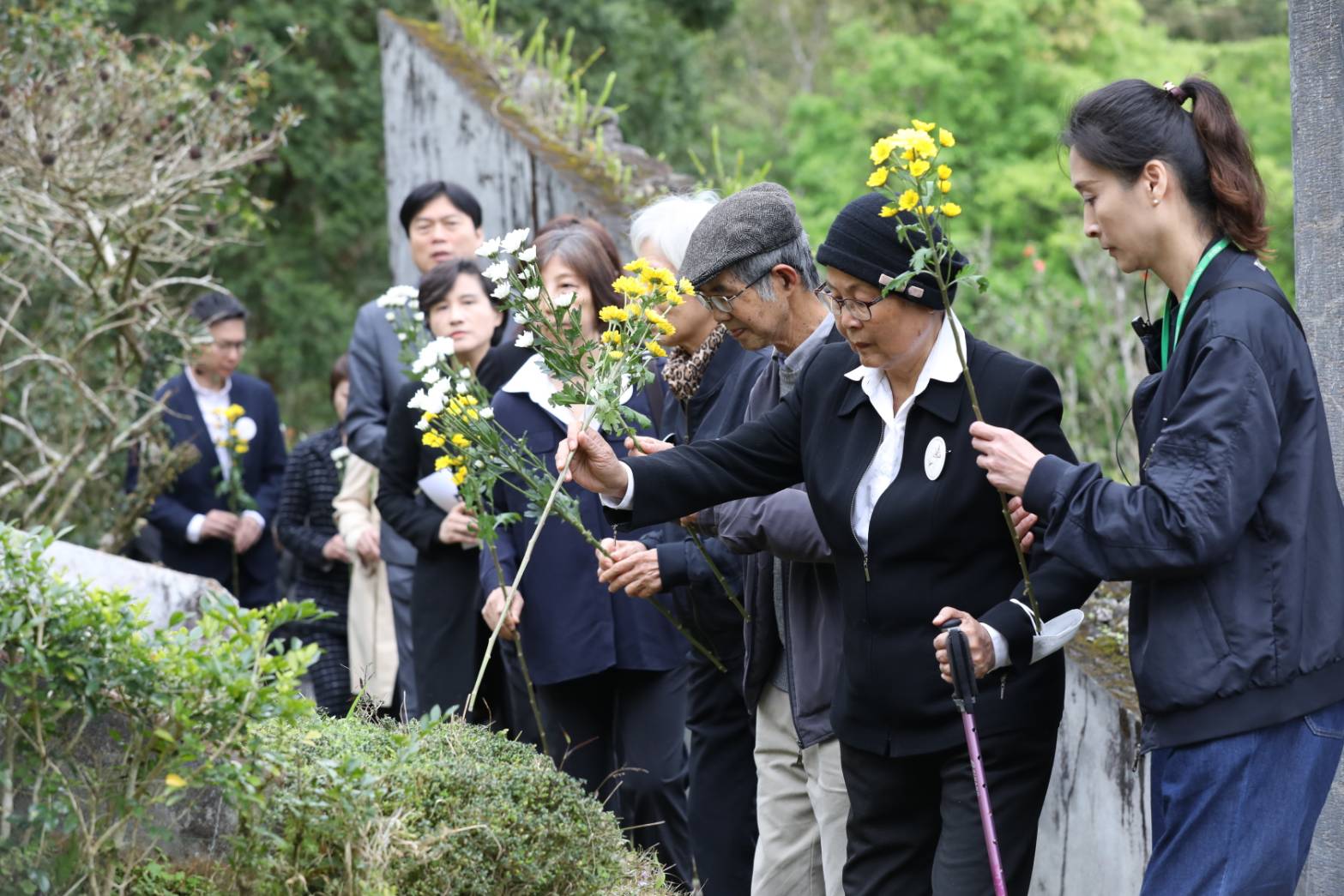 林宅血案46年，慈林基金會今日在宜蘭林家墓園舉行追思會，林義雄的妻子方素敏與親友到場，與上百名民眾一起哀悼。