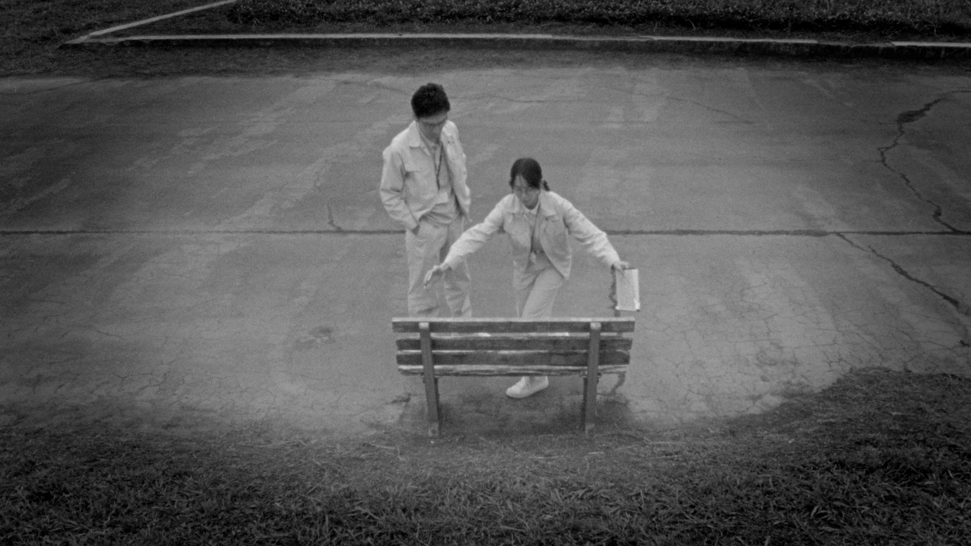 吉岡里帆（右）和草彅剛（左）在《長椅小情歌》裡主演第4個故事。（光年映畫提供）