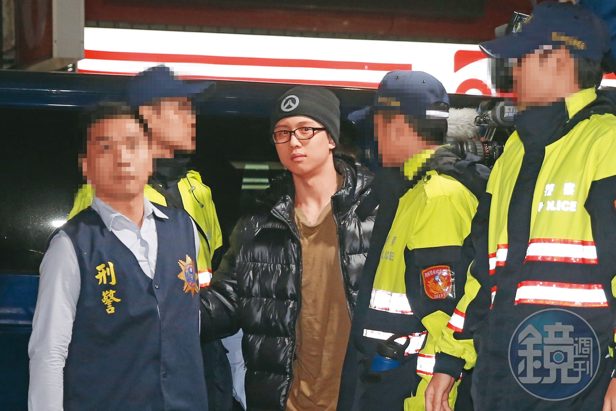 8年前,孫安佐在美國因揚言掃射校園,且住處搜出大量彈藥與相關器材,在當地服刑後遭驅逐出境,回台後到士檢應訊。